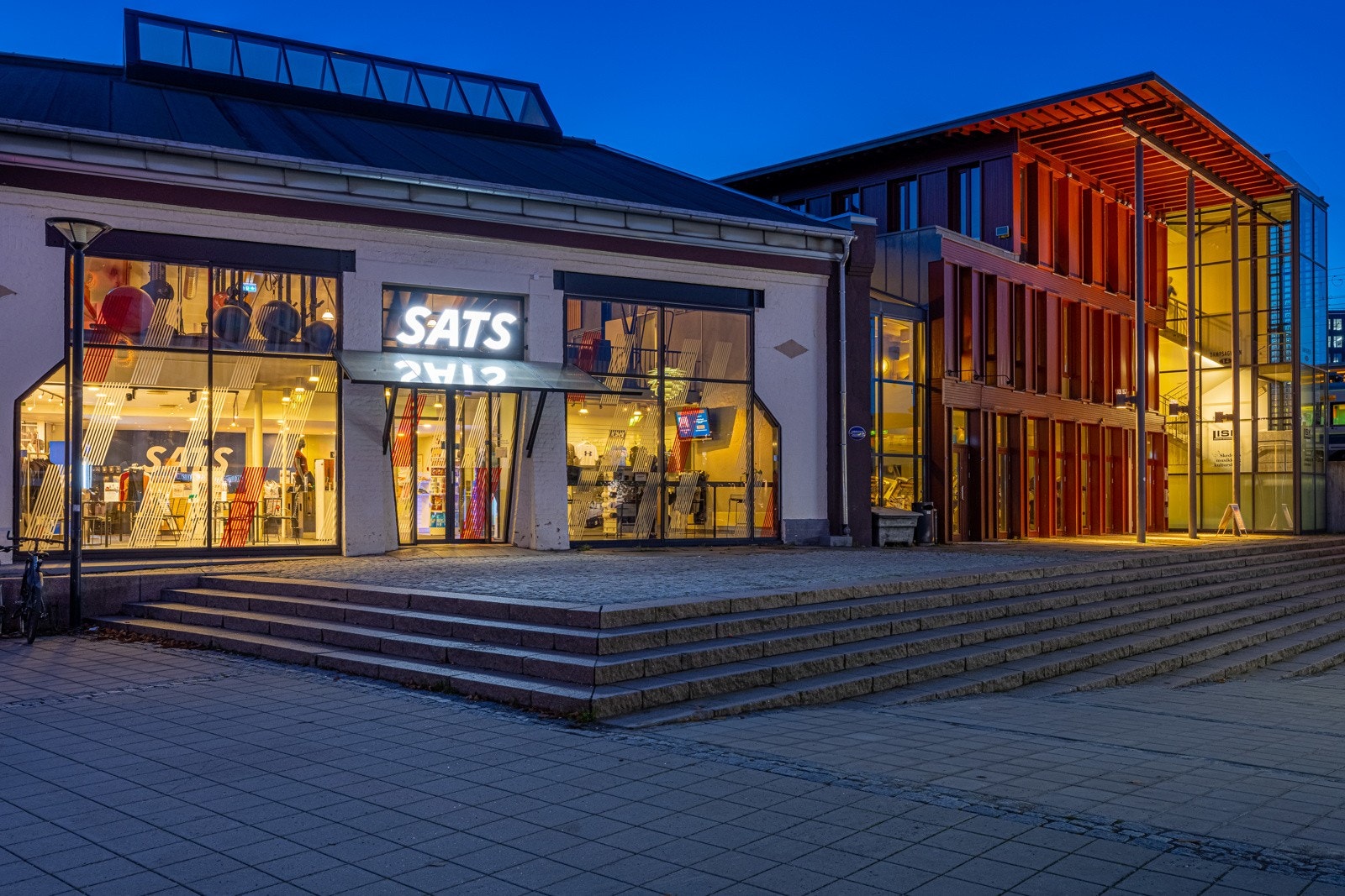 Rett ved togstasjonen finner du et av flere treningssentre i byen. Galleribilde
