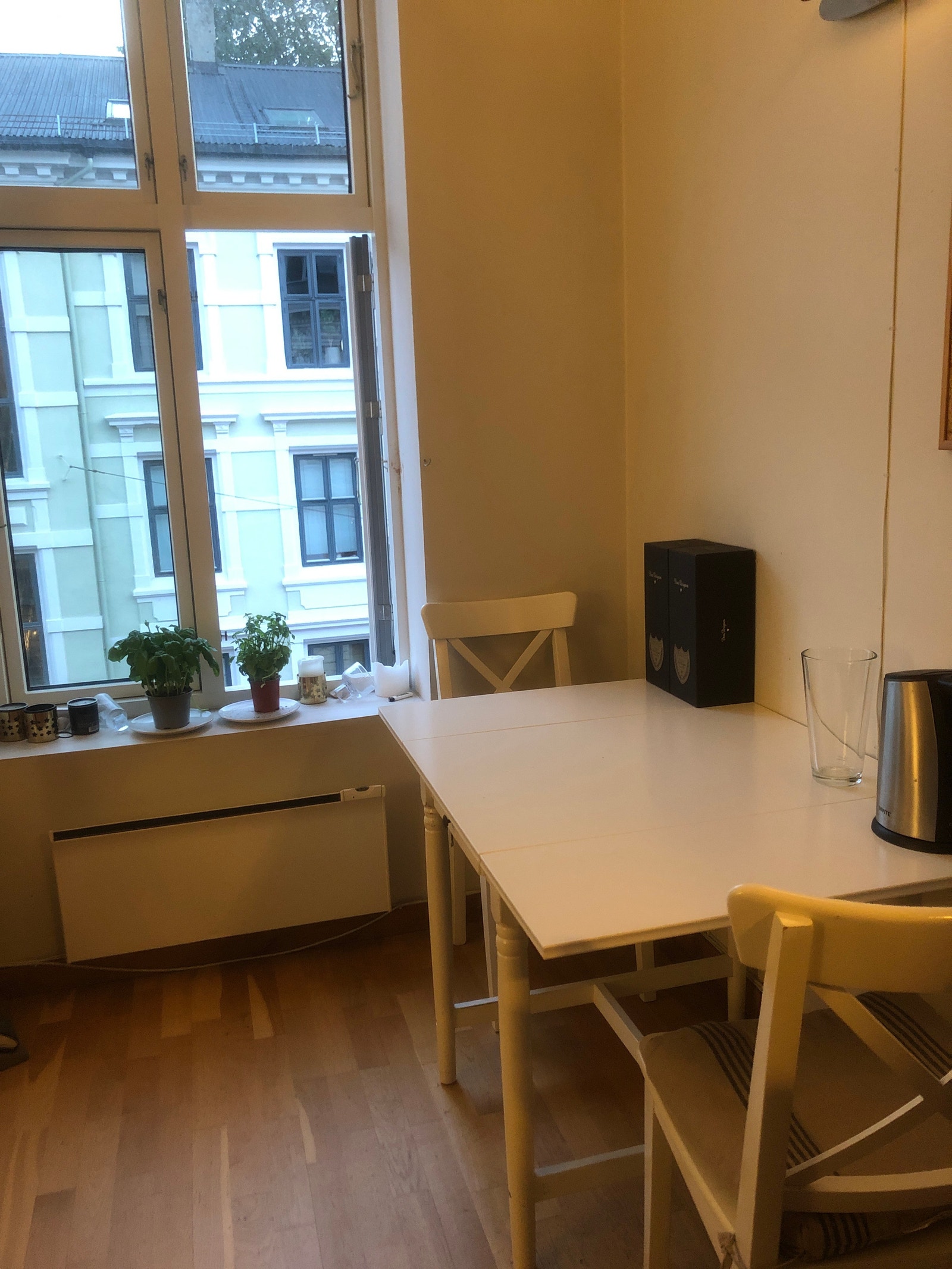 Godt med lys i stue Galleribilde