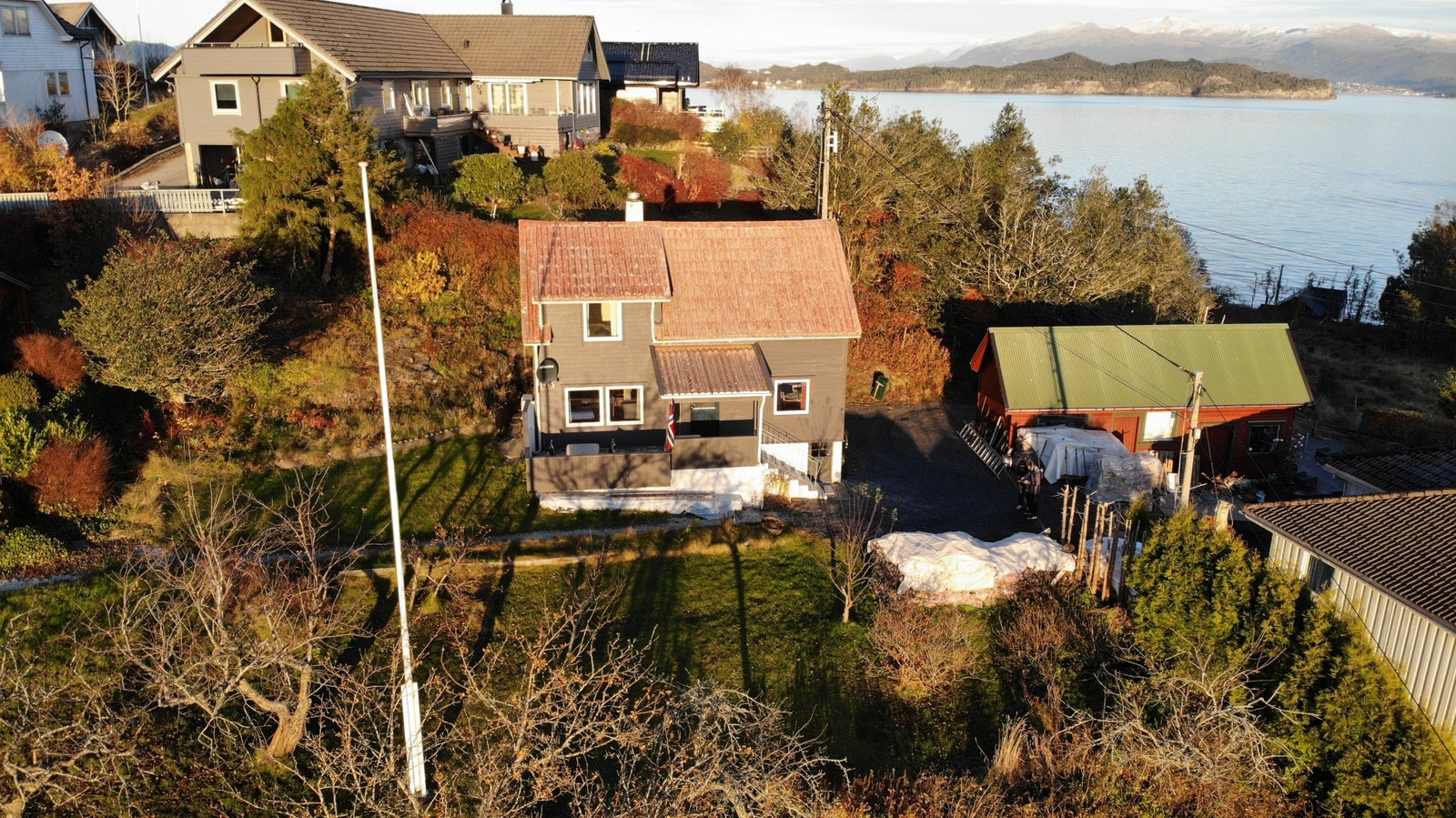 Huset med hage og tomt. Galleribilde