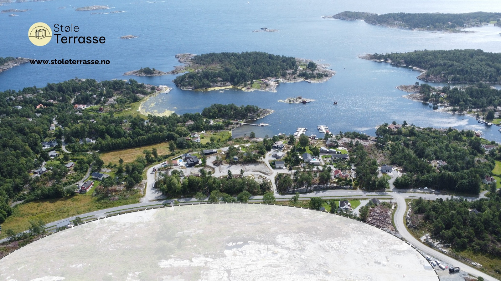 Tomtene på Støle Terrasse ligger solrikt til i skrånet terreng mot havet.