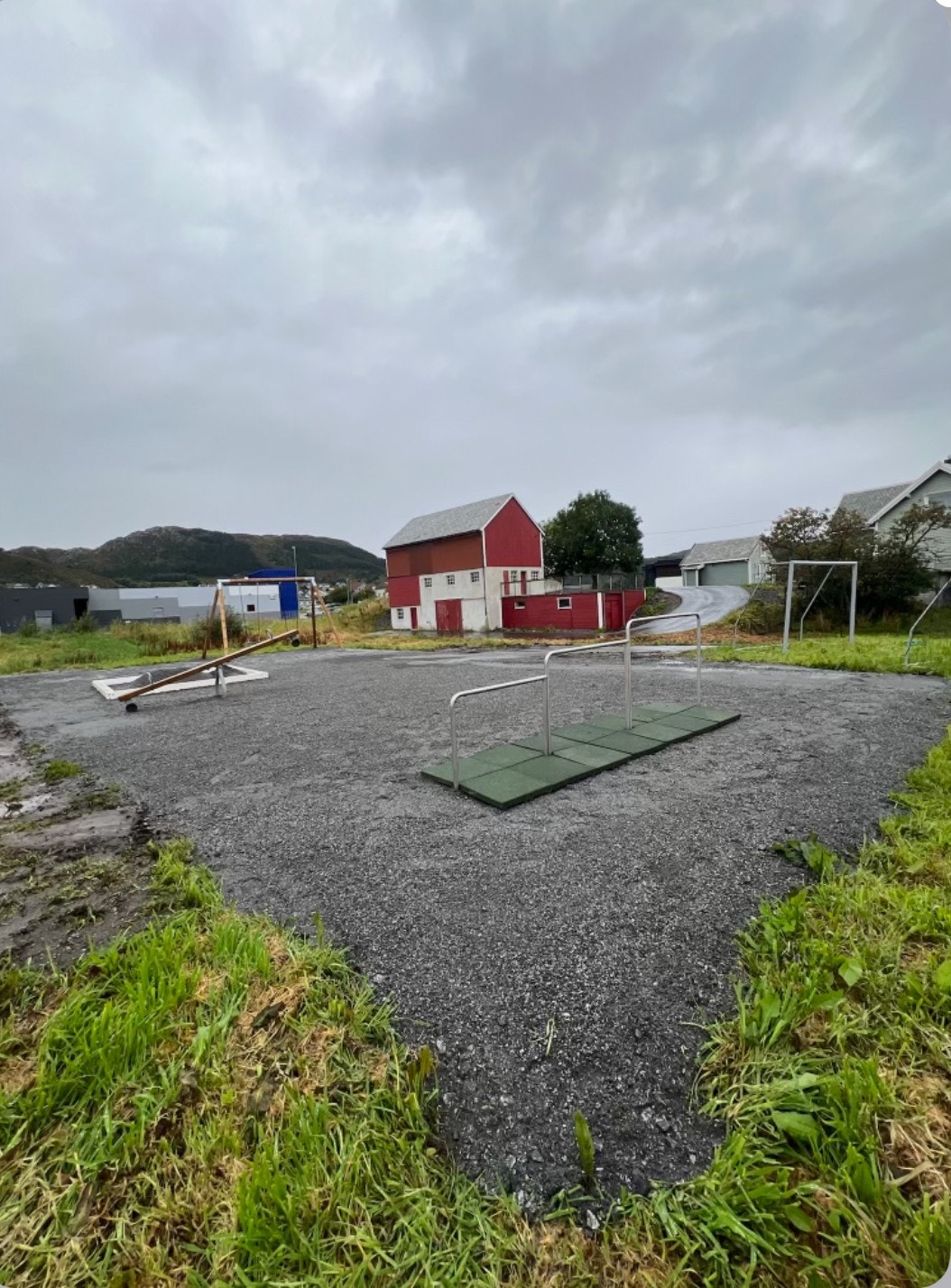 lekeplassen er nå på plass med ball løkke-og ulike stativer Galleribilde