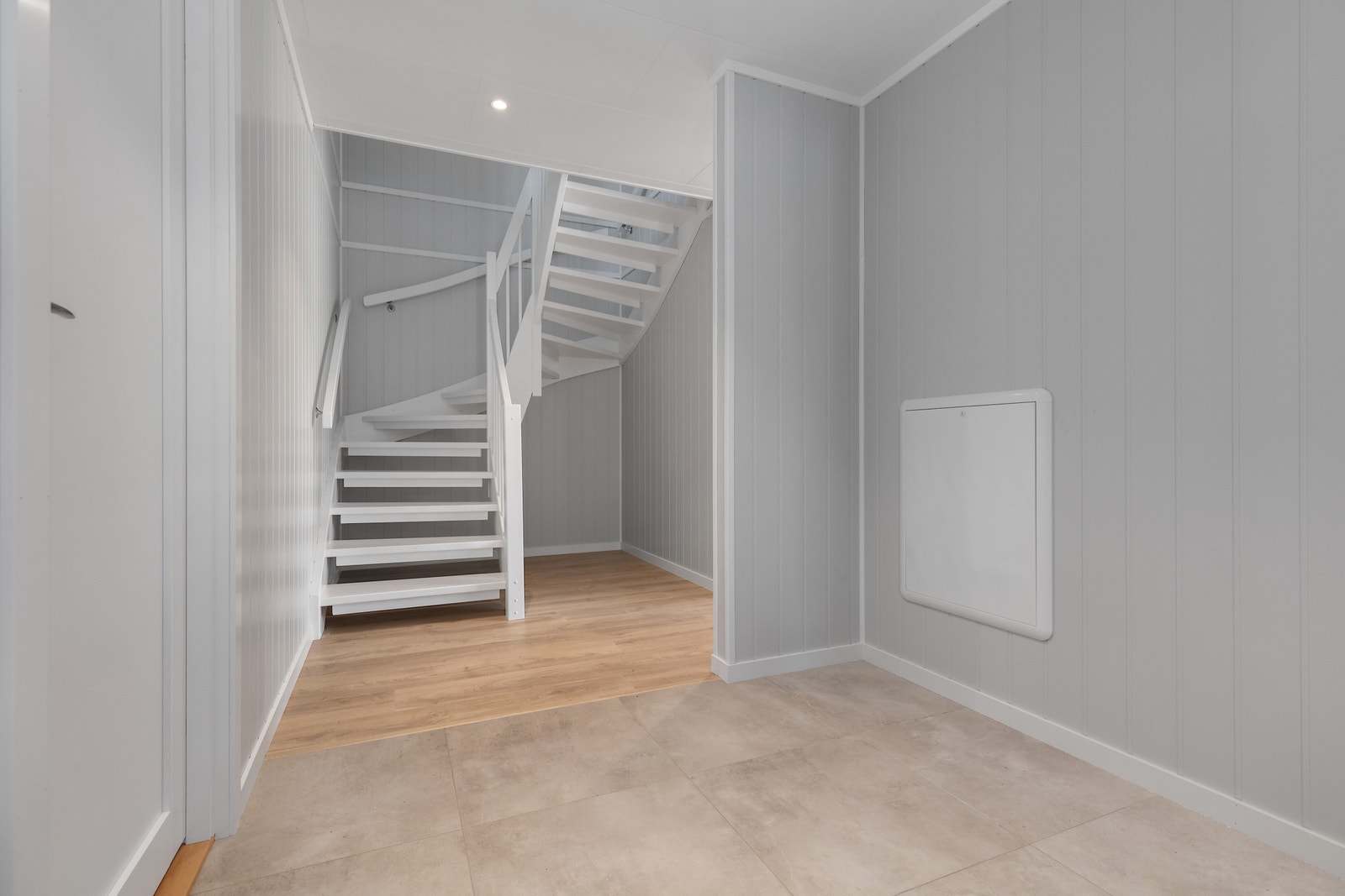 Gang og trapp opp til 2. etasje. Foto fra samme type bolig. Avvik kan forekomme. Galleribilde