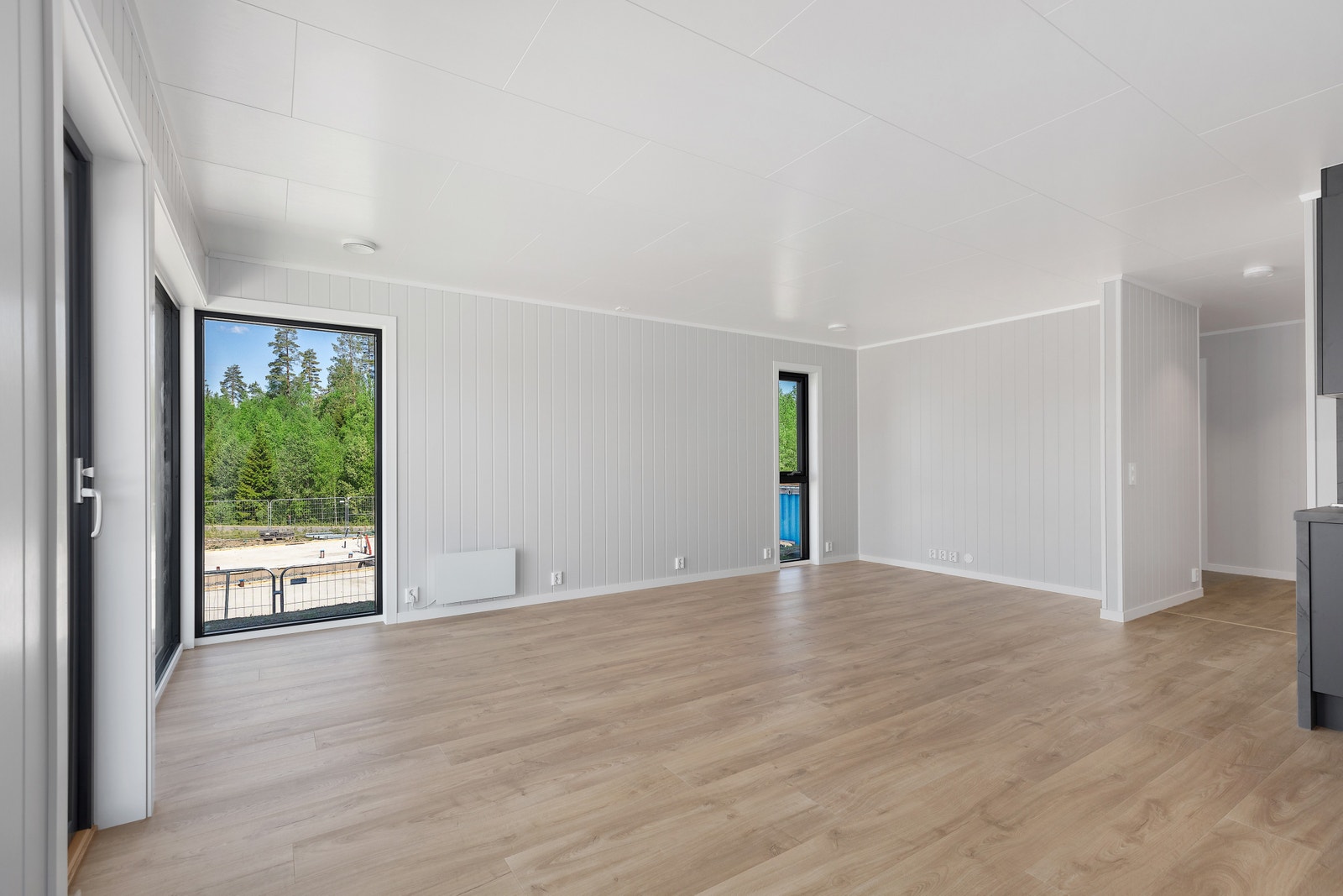 Åpen stue/kjøkkenløsning, her avbildet stuen i b. For flere bilder og informasjon om b, se inne på enheten lengre ned i annonsen. Foto fra samme type bolig. Avvik kan forekomme. Galleribilde