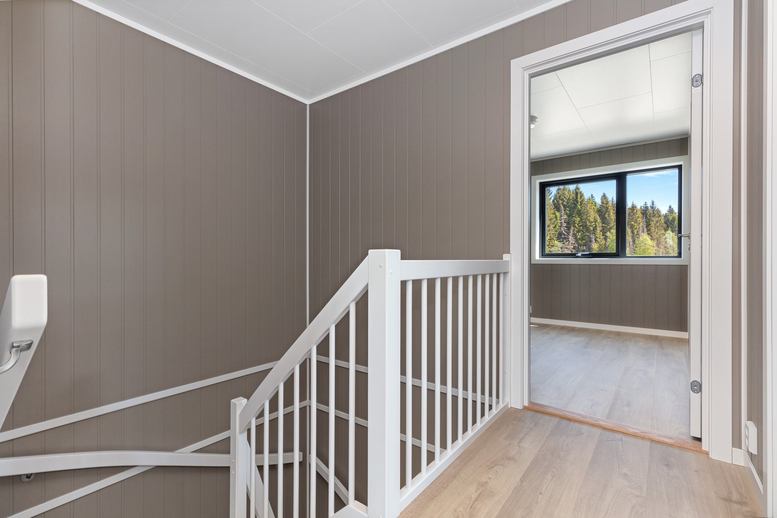 Gangen i andre etasje, sett inn mot østvendt soverom, bolig a. Foto fra samme type bolig. Avvik kan forekomme. Galleribilde