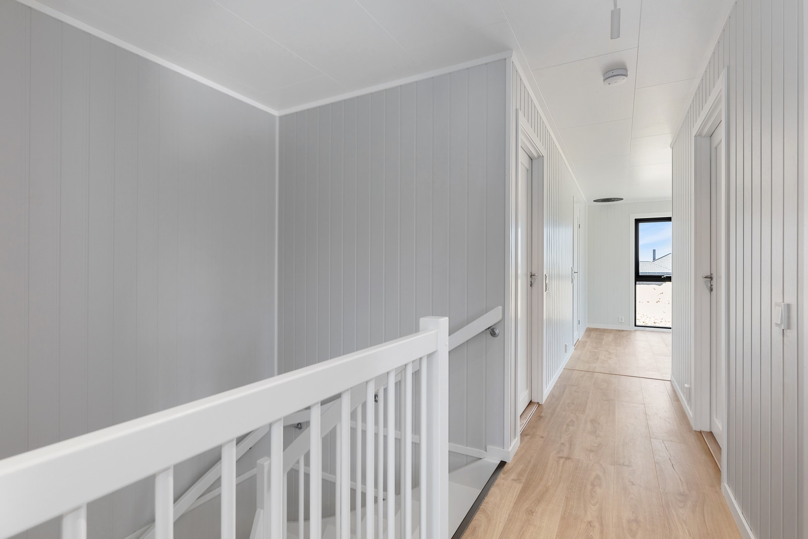 Gang og trapp i 2.etasje mot loftstuen. Foto fra samme type bolig. Avvik kan forekomme. Galleribilde