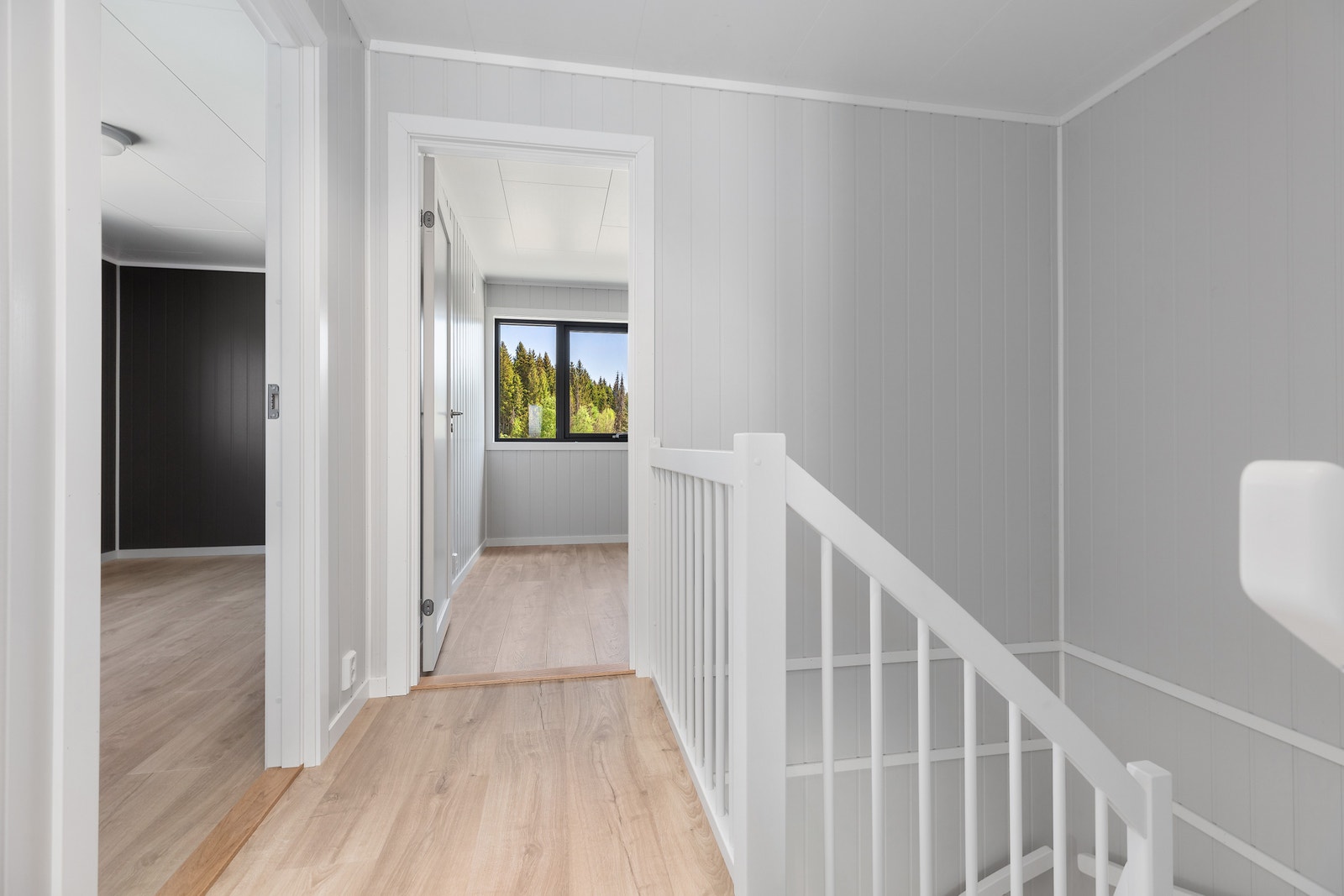 Gang og trapp i 2. etasje sett mot soverom. Foto fra samme type bolig. Avvik kan forekomme. Galleribilde