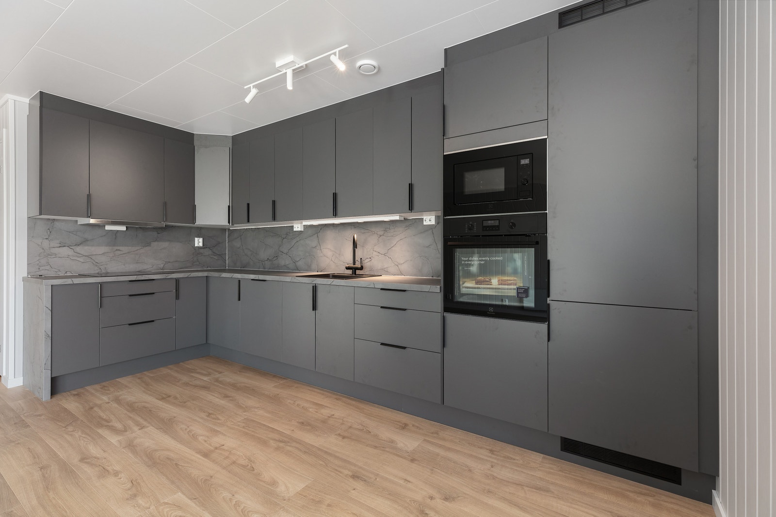 Kjøkken i leilighet b. Bildene viser en oppgradert leveranse. Foto fra samme type bolig. Avvik kan forekomme. Galleribilde