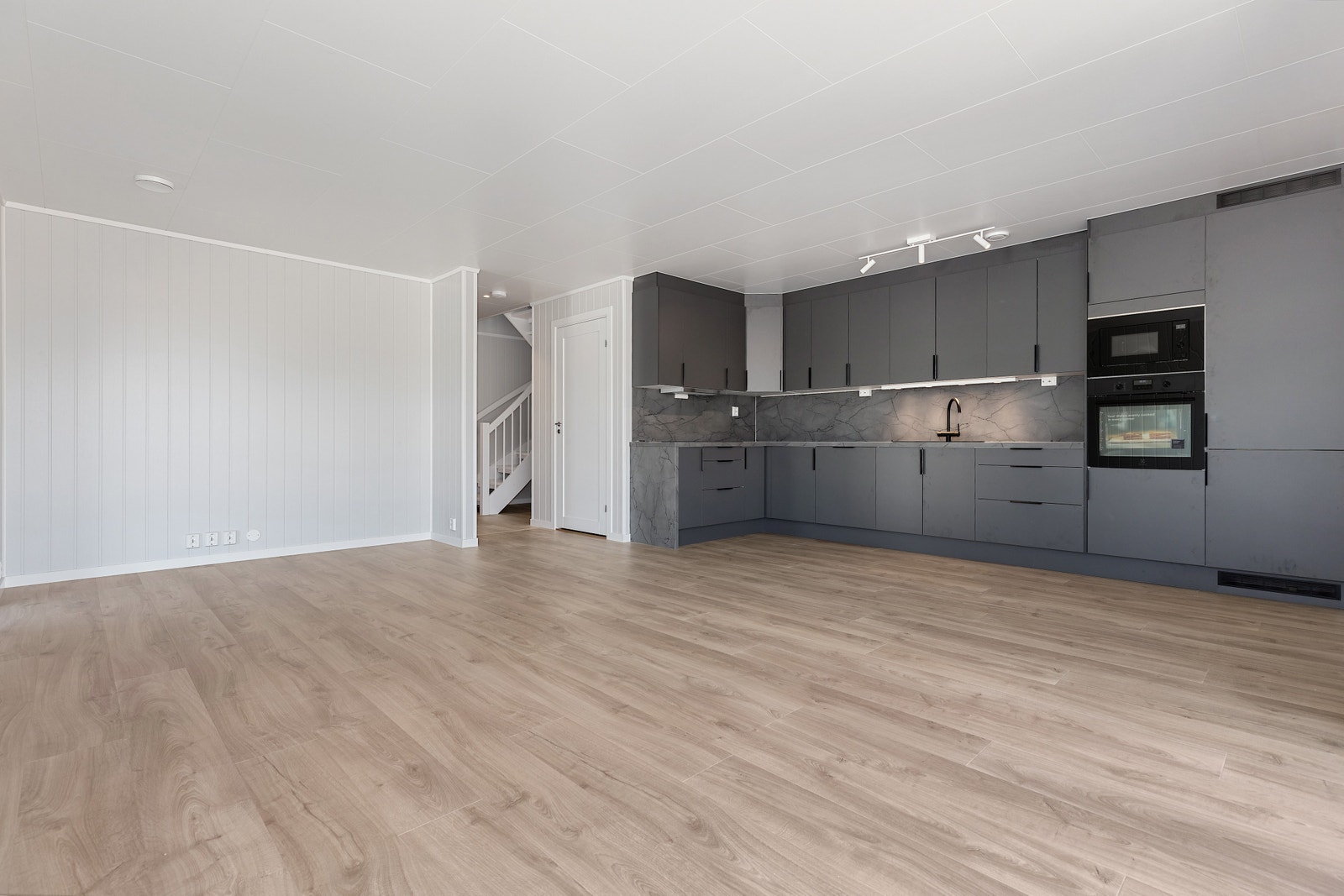 Stor åpen stue/kjøkken-løsning. Bildene viser en oppgradert leveranse. Foto fra samme type bolig. Avvik kan forekomme. Galleribilde