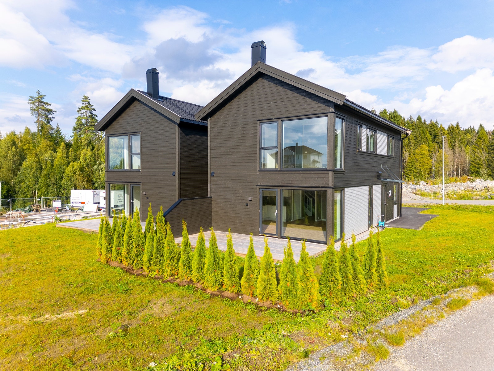 Moderne boliger med store vindusflater i nytt boligfelt. Foto fra samme type bolig. Galleribilde