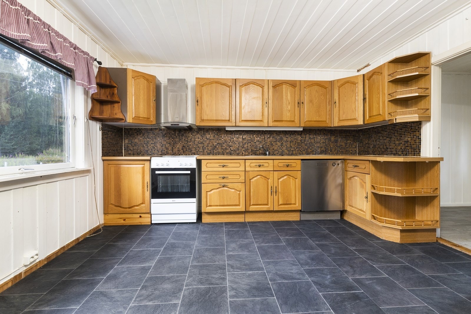 Stort kjøkken med god plass til kjøkkenbord. Galleribilde