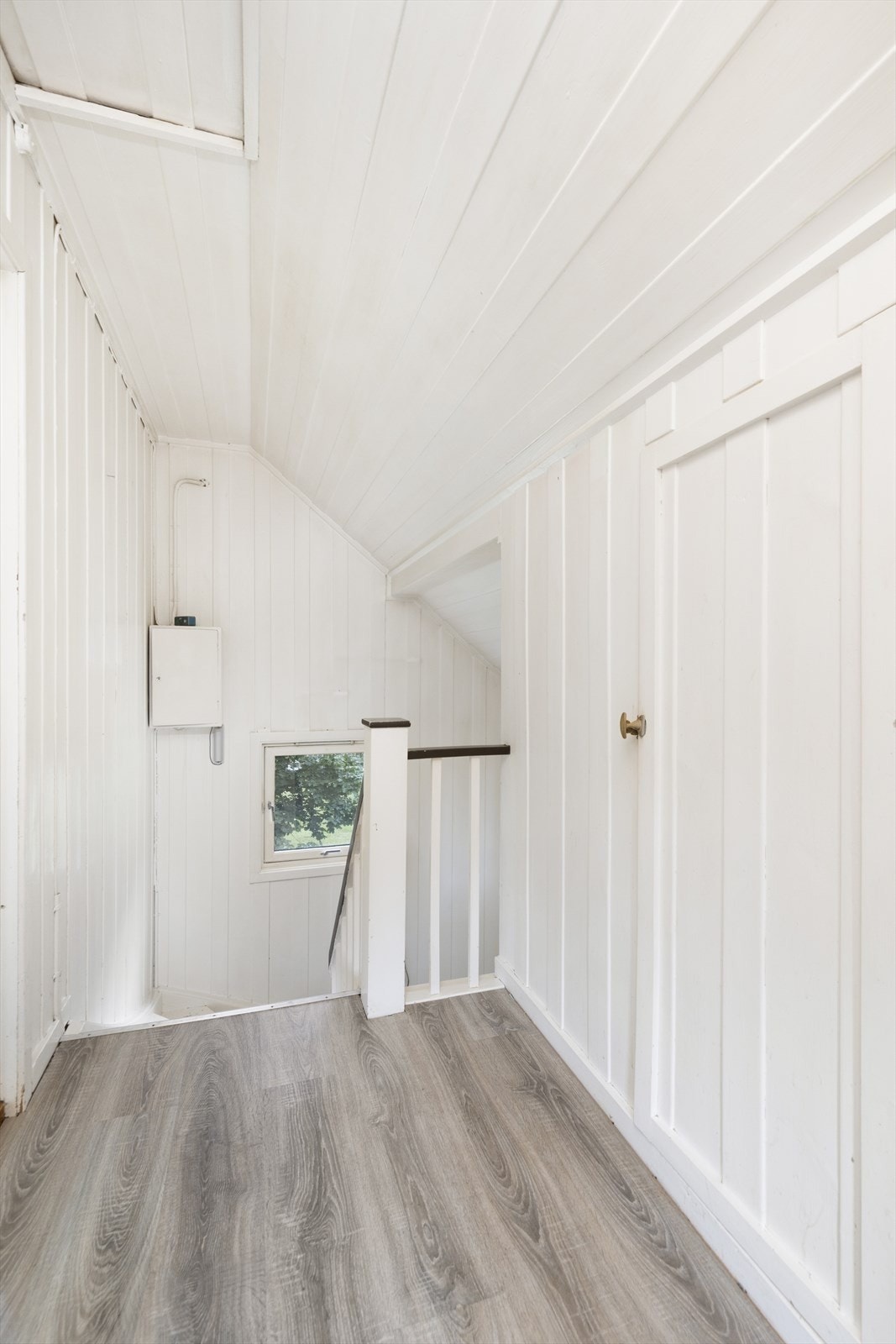 Lysmalt trappegang i loftetasjen. Galleribilde