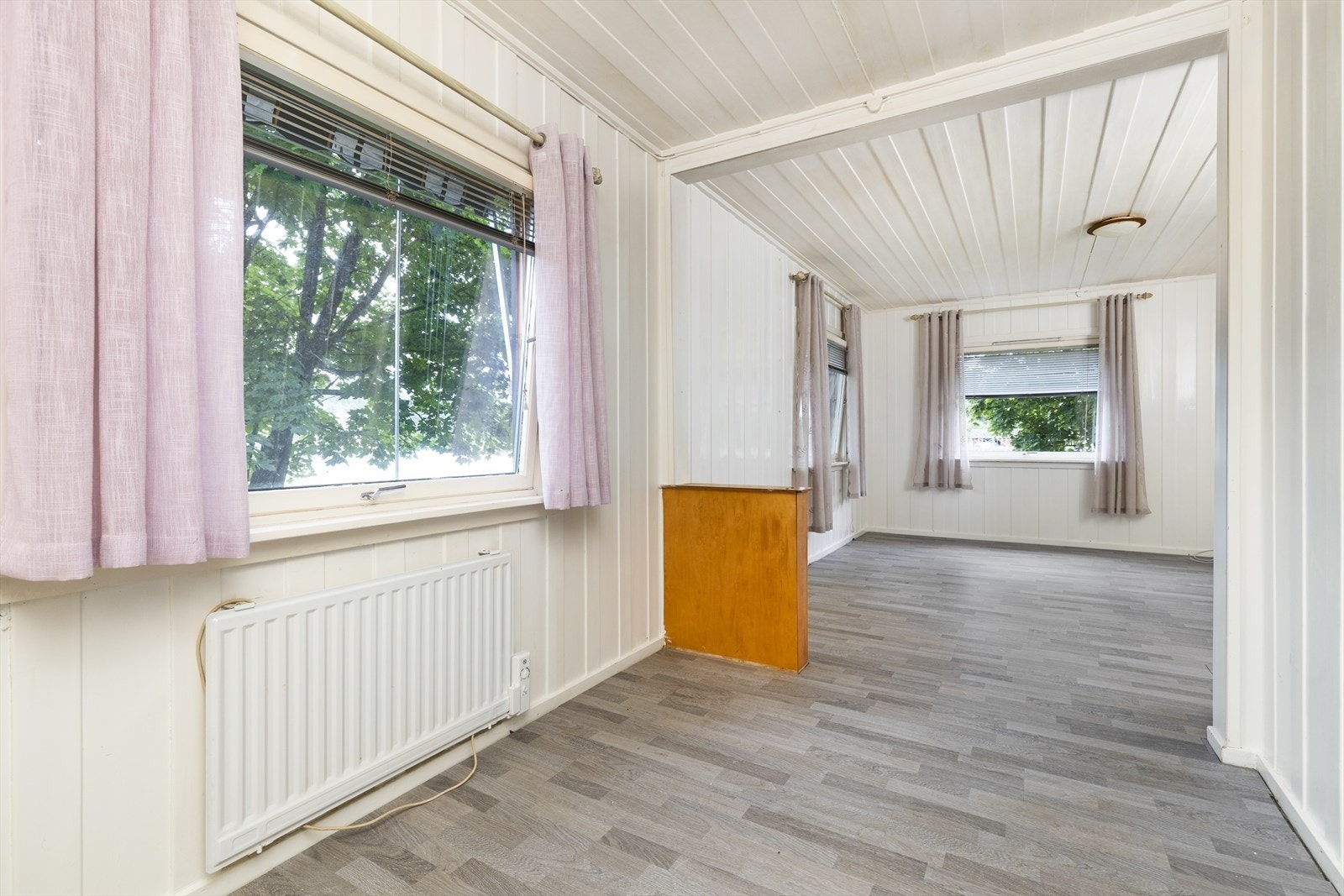 Stuens størrelse og utformelse gir god plass til stor sofaløsning samt spisestue. Galleribilde