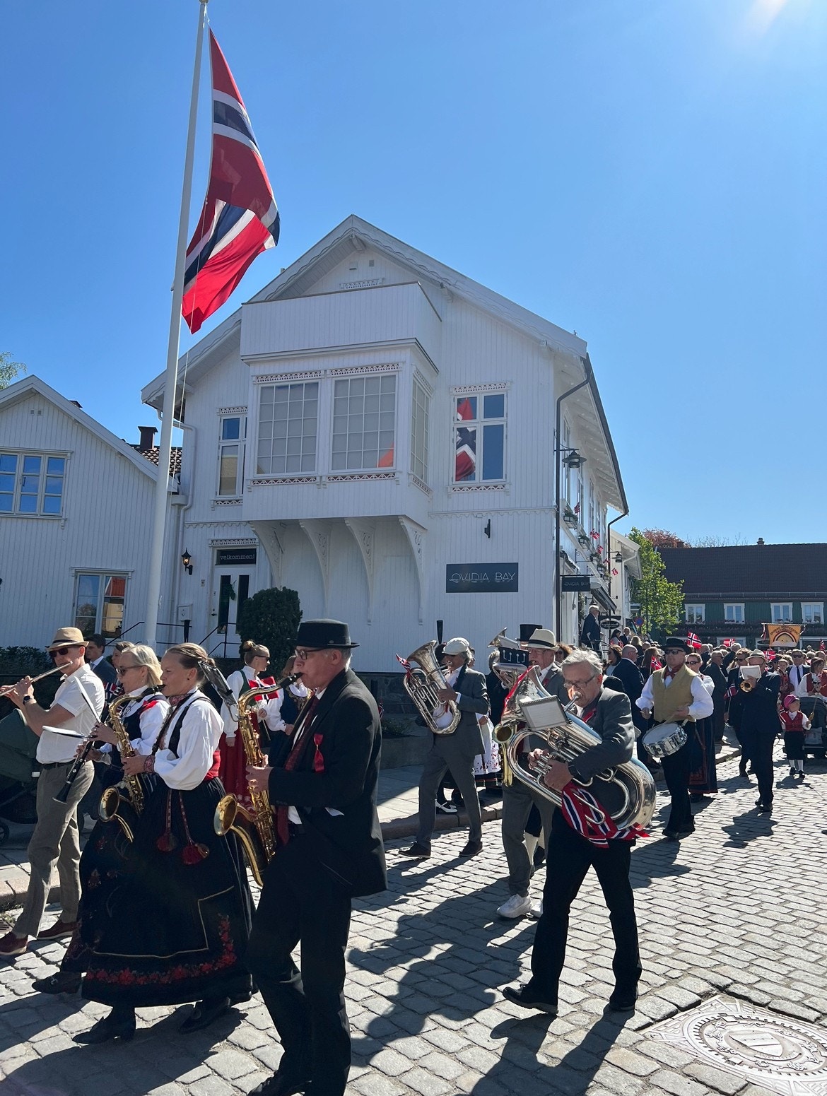 Kan se på 17 toget fra terrassen Galleribilde