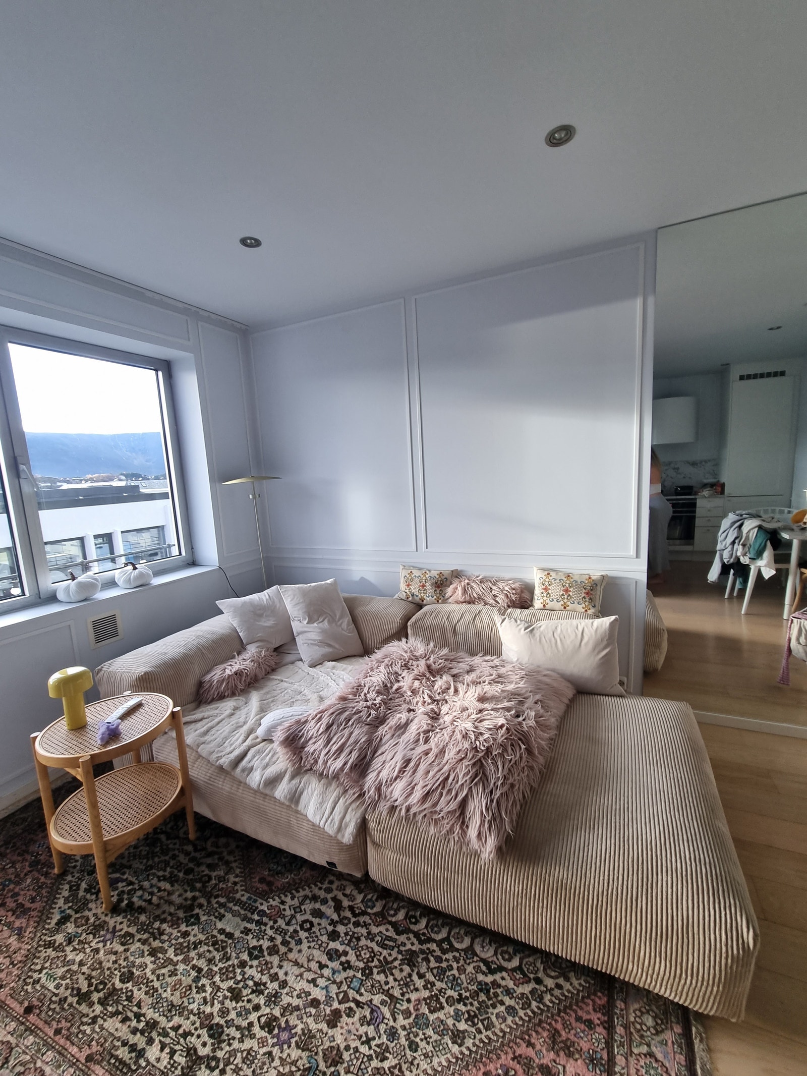 Stue. Jeg har en veldig stor sofa. Alternativ om en har en mindre sofa og en god stol. Eller sofaen langs vinduet som gir større plass ellers. Galleribilde