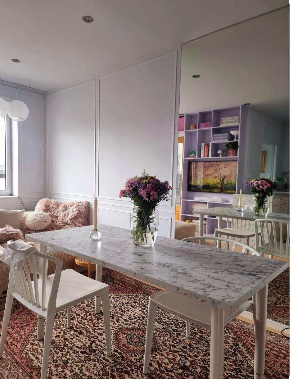 Stort speil som går fra gulv til tak i stue/kjøkken. Galleribilde