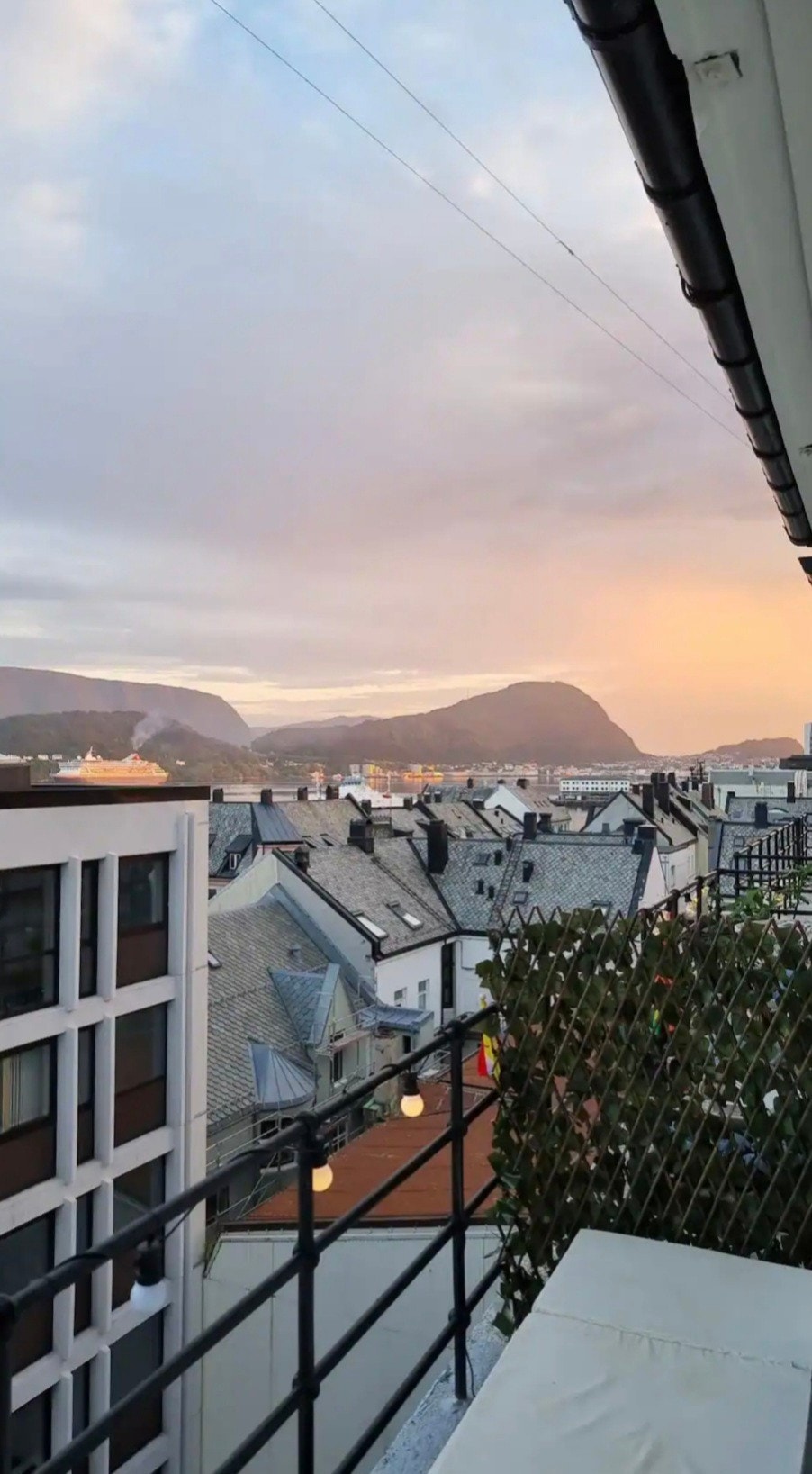 Flott utsikt fra en sjarmerende liten balkong. Smart plassbesparende solseng på veranda med pute følger med. Galleribilde