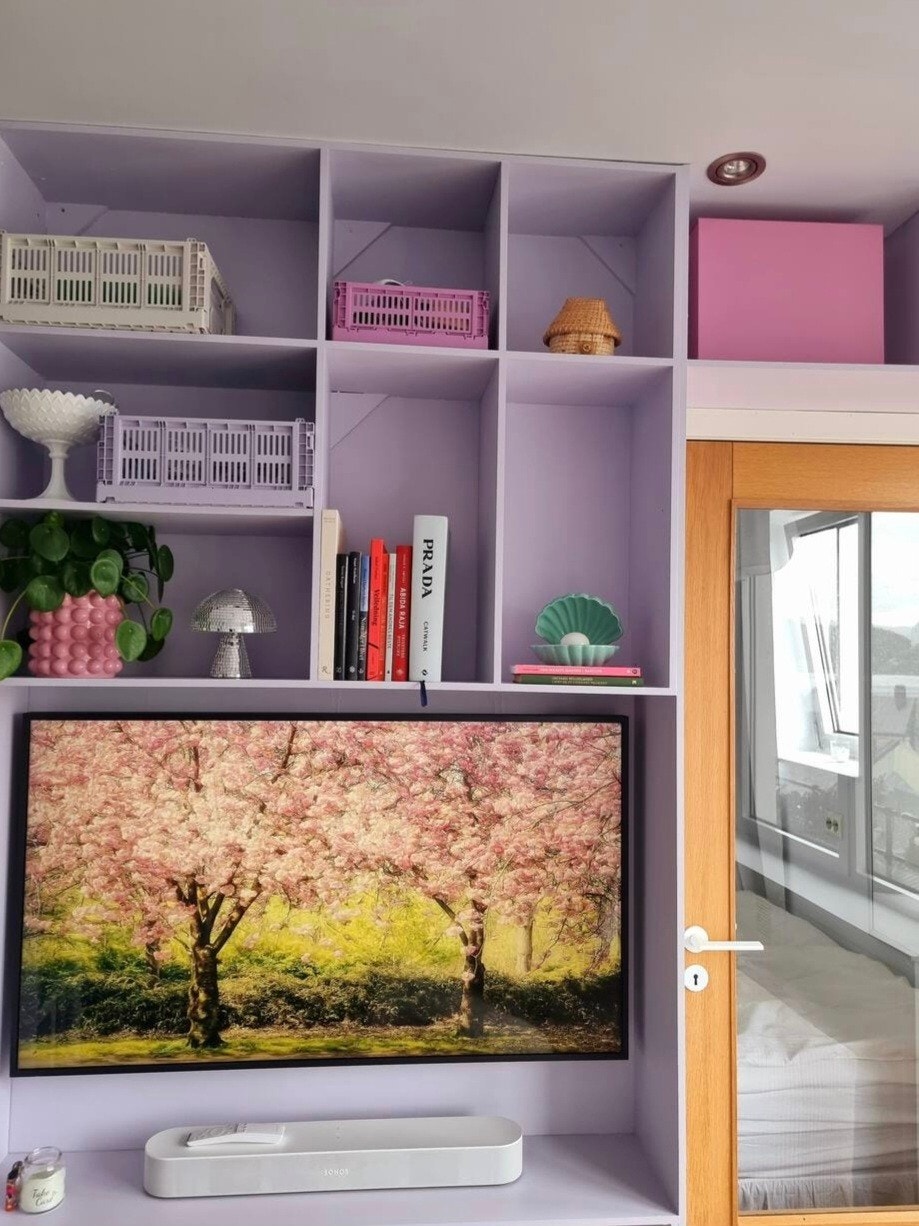 Bokhylle bygd for å fylle den ene veggen. Mulighet for oppheng av TV inni. Her har jeg en Samsung frame 49 tommer. Døren går inn til soverommet. Galleribilde