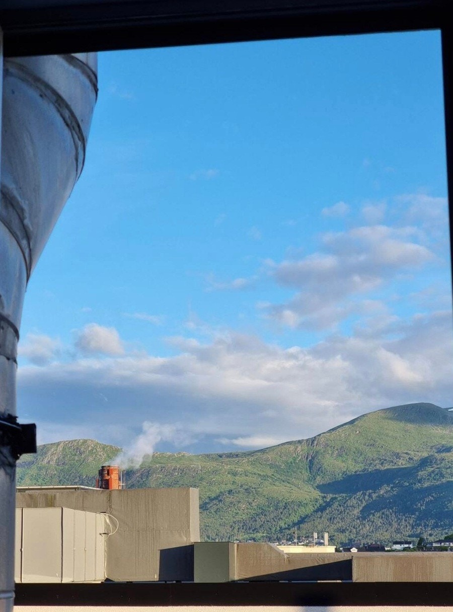 Utsikt fra soverom. Soverom har eget vindu. Galleribilde