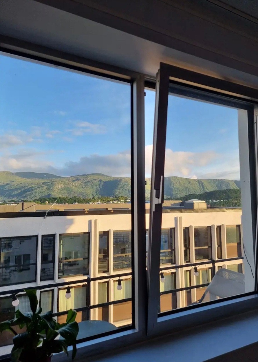 Leiligheten har flott utsikt over fjell og sjø. Gode solforhold på verandaen. Galleribilde