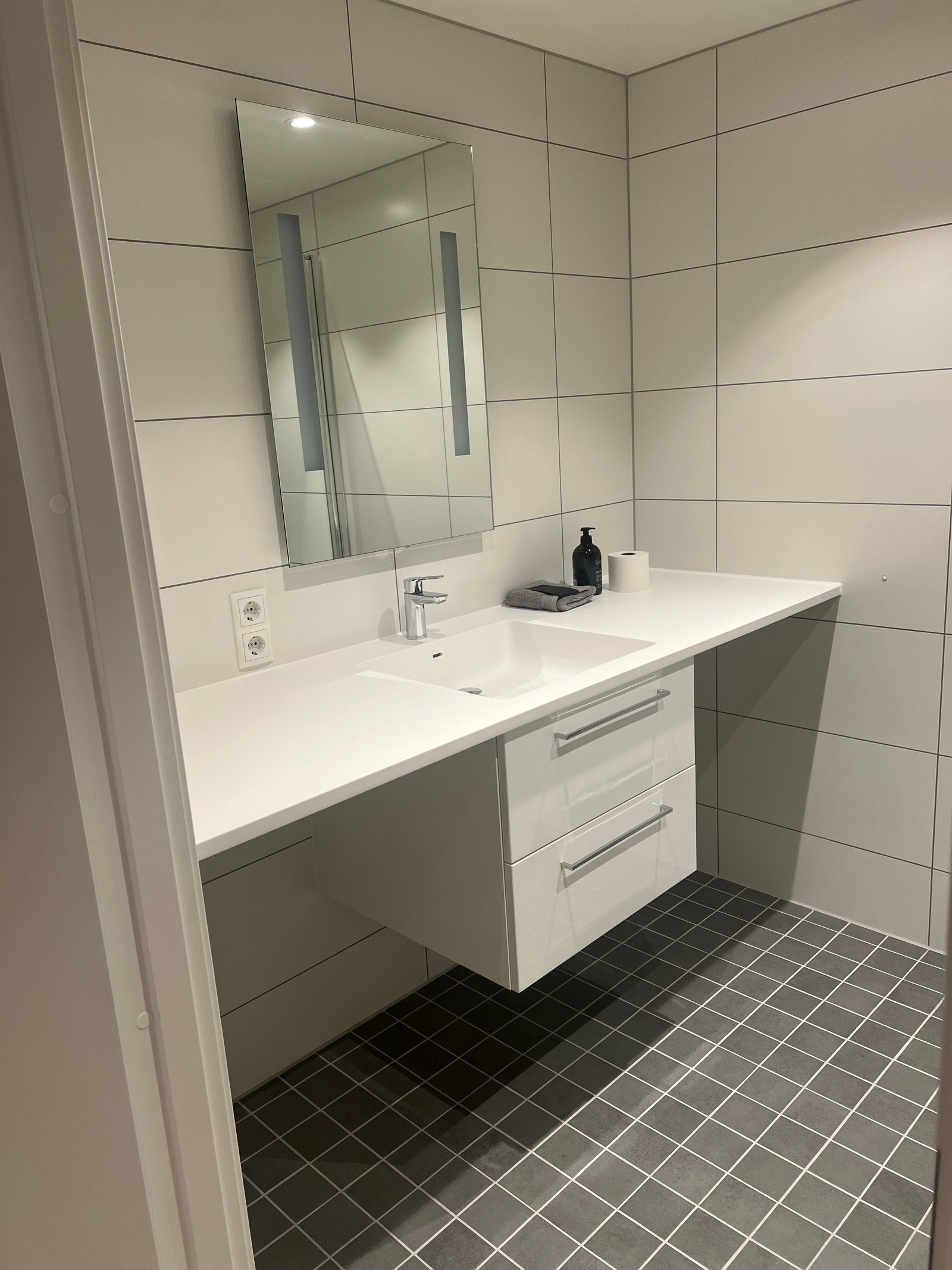 Bad med plass til vaskemaskin og tørketrommel Galleribilde