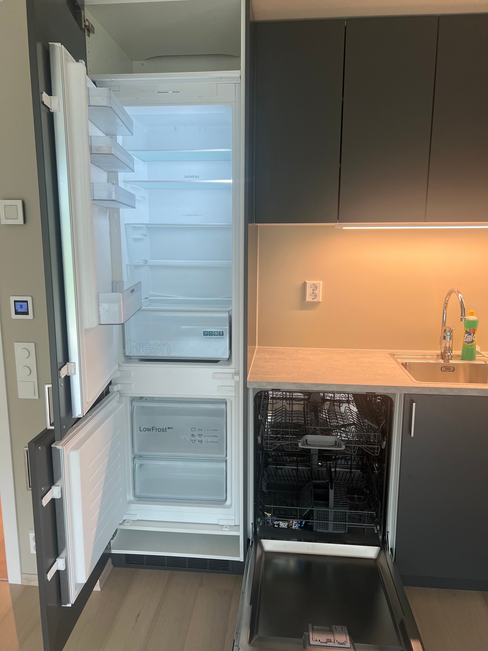 Kjøleskap, fryser, oppvaskmaskin Galleribilde