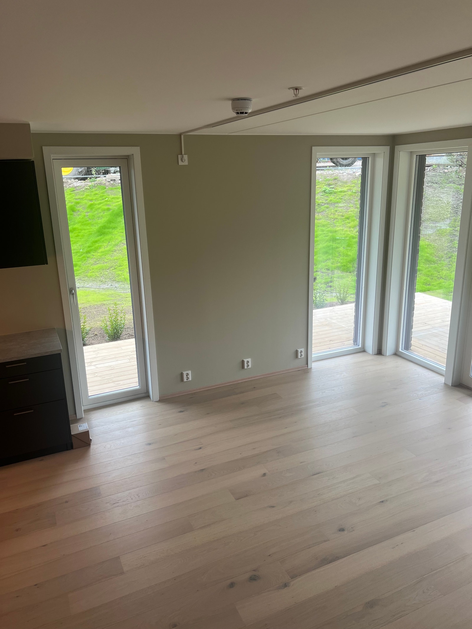 Åpen og lys stue Galleribilde