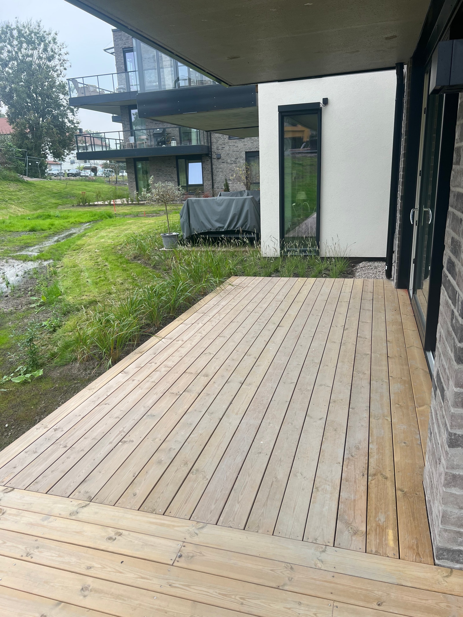 Stor terrasse som går rundt hele leiligheten Galleribilde