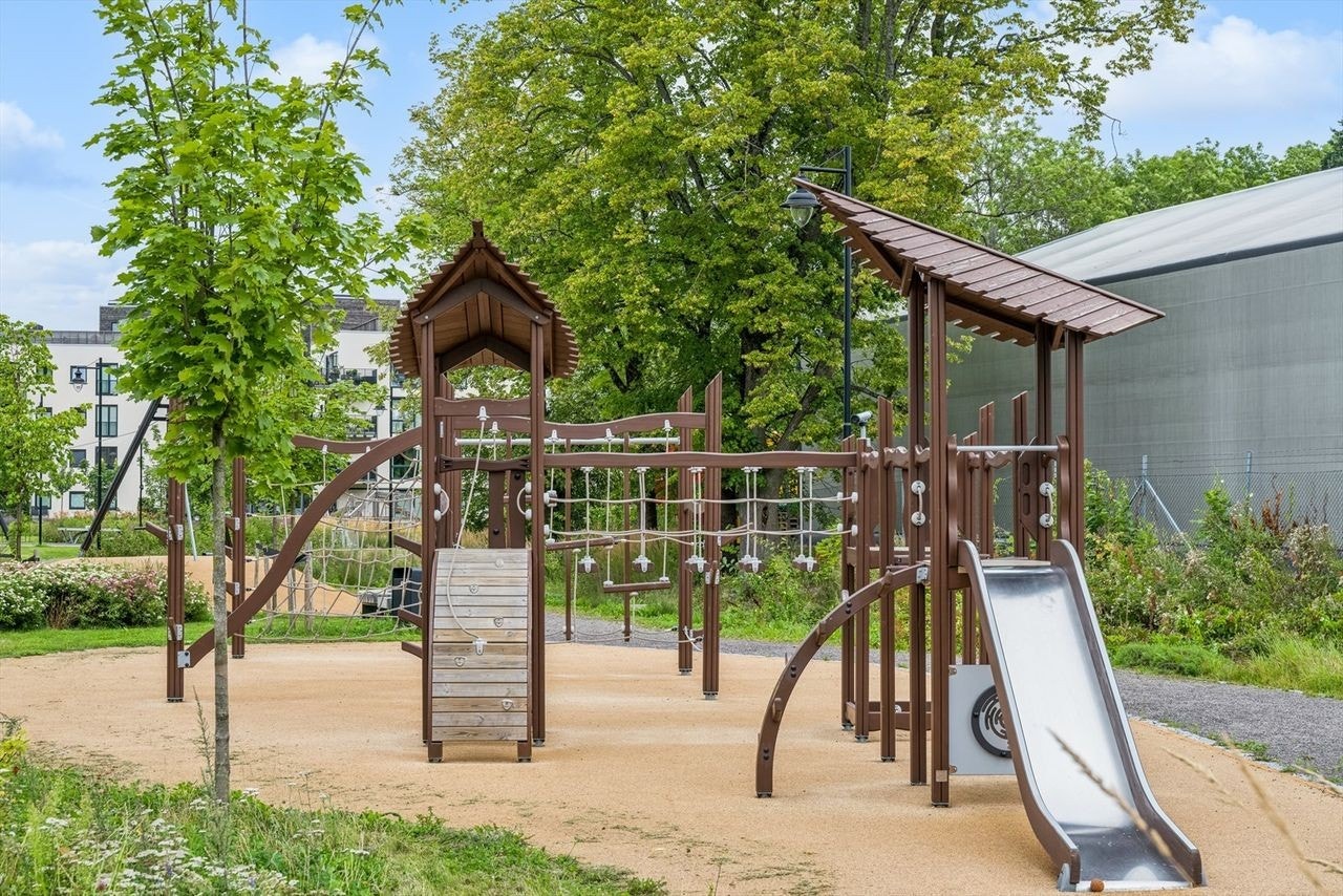 Park og lekeapparater i nærheten Galleribilde