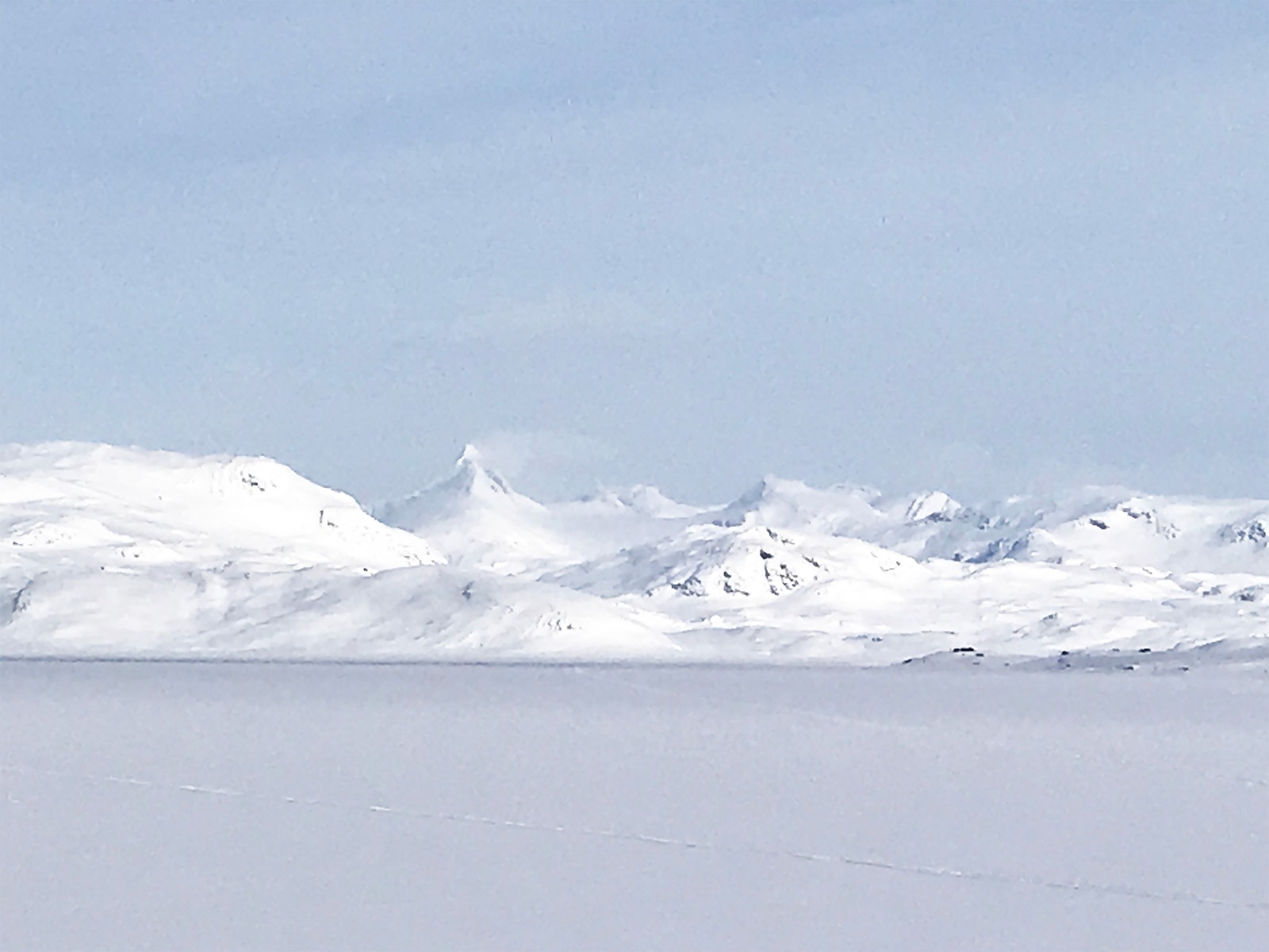 Utsikt rett mot Jotunheimen, bildet er tatt på tomten. Galleribilde