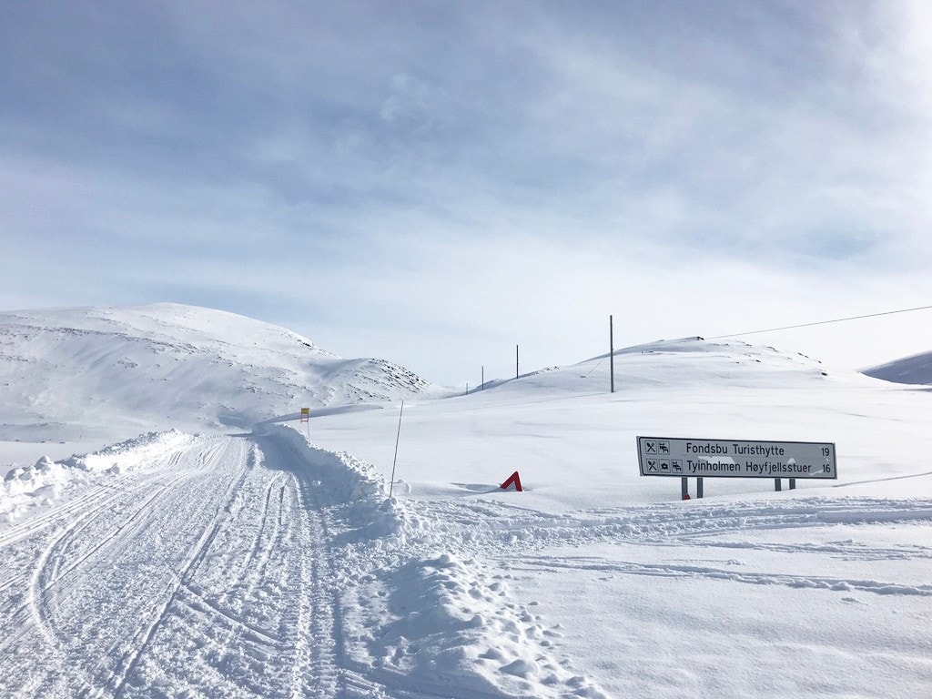 Leilighetene ligger der veien inn til Eidsbugarden starter, oppe på fjellet. Galleribilde