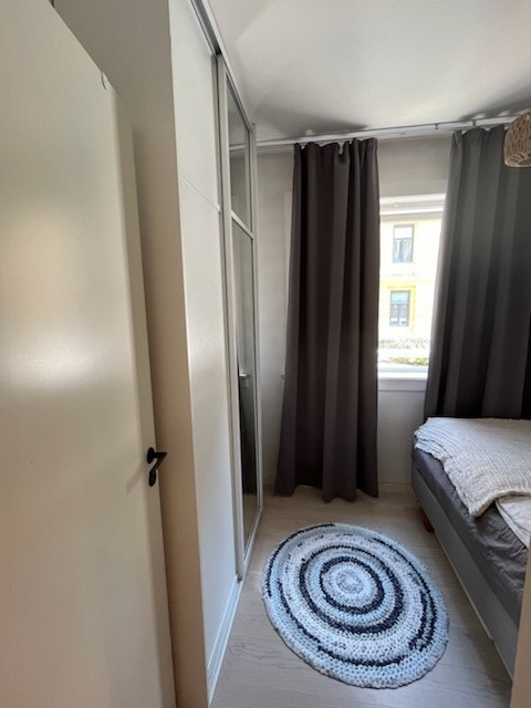 Soverom med skyvedørsgarderobe Galleribilde