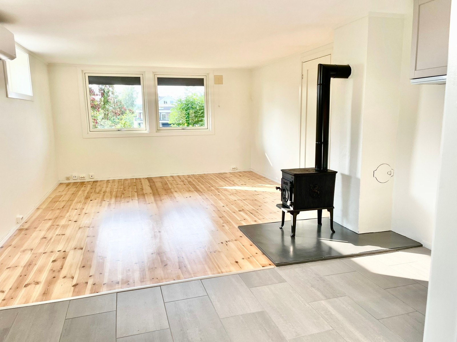 Stue med vedovn. Lakkert furugulv Galleribilde