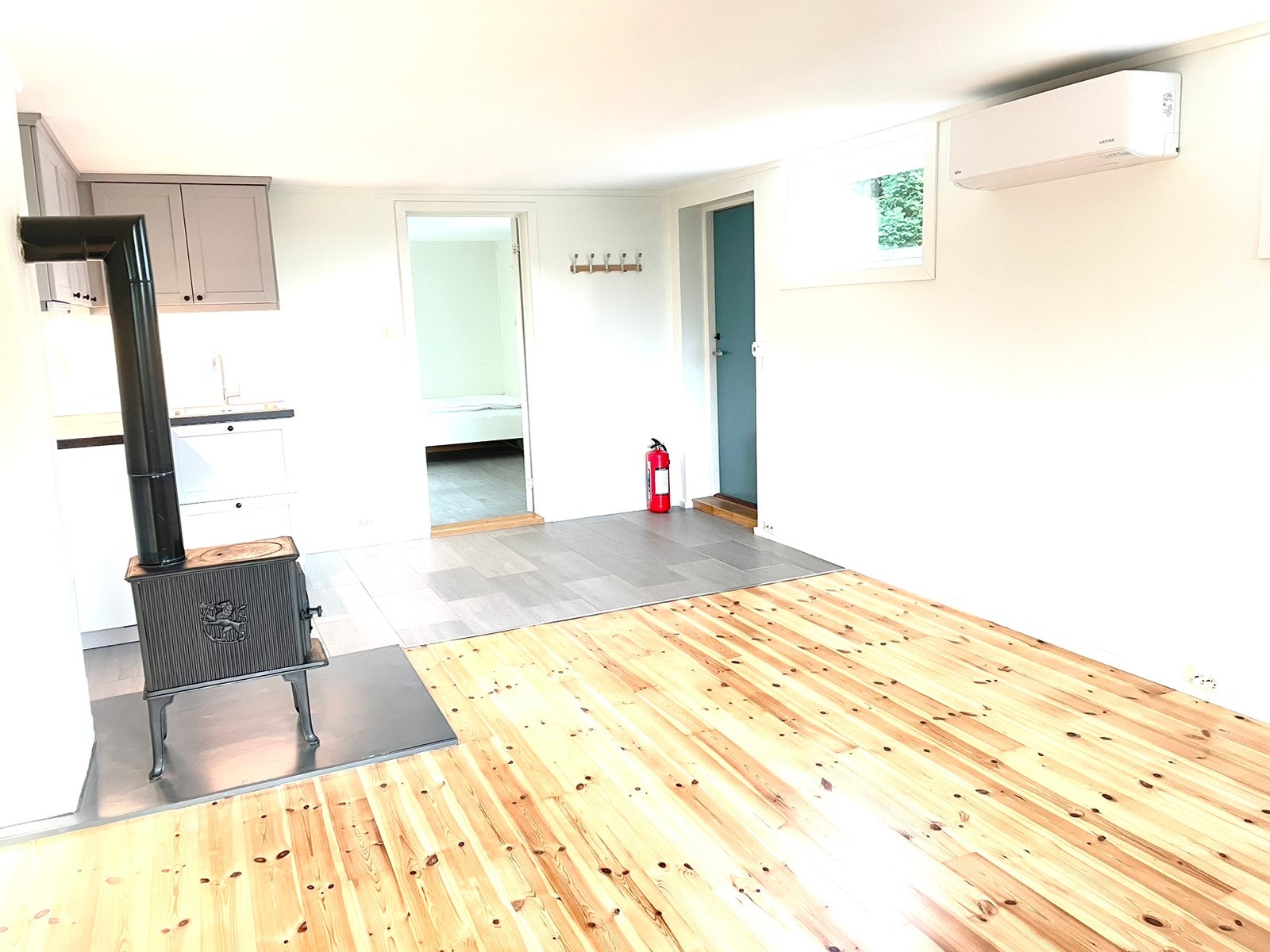 Inngangsparti. Fliser med varmekabler i kjøkkendel Galleribilde