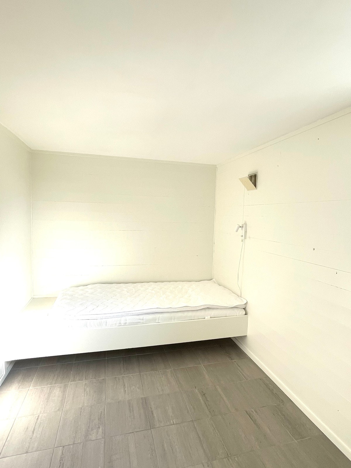 Soverom med plassbygget enkeltseng med ny madrass Galleribilde