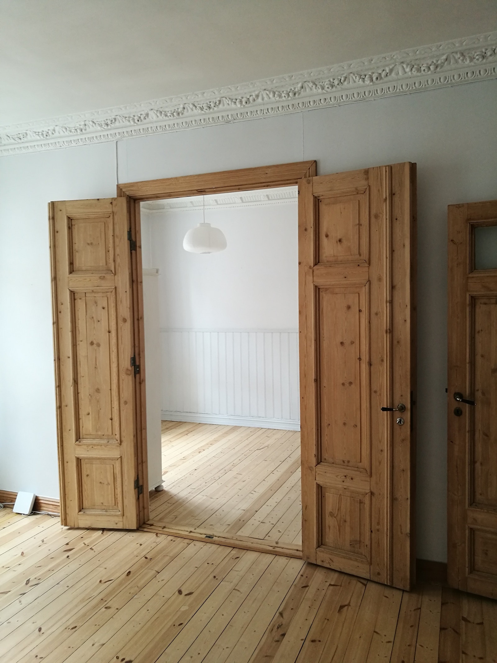 Fra stue til soverom/kontor med lutet dobbeldør Galleribilde