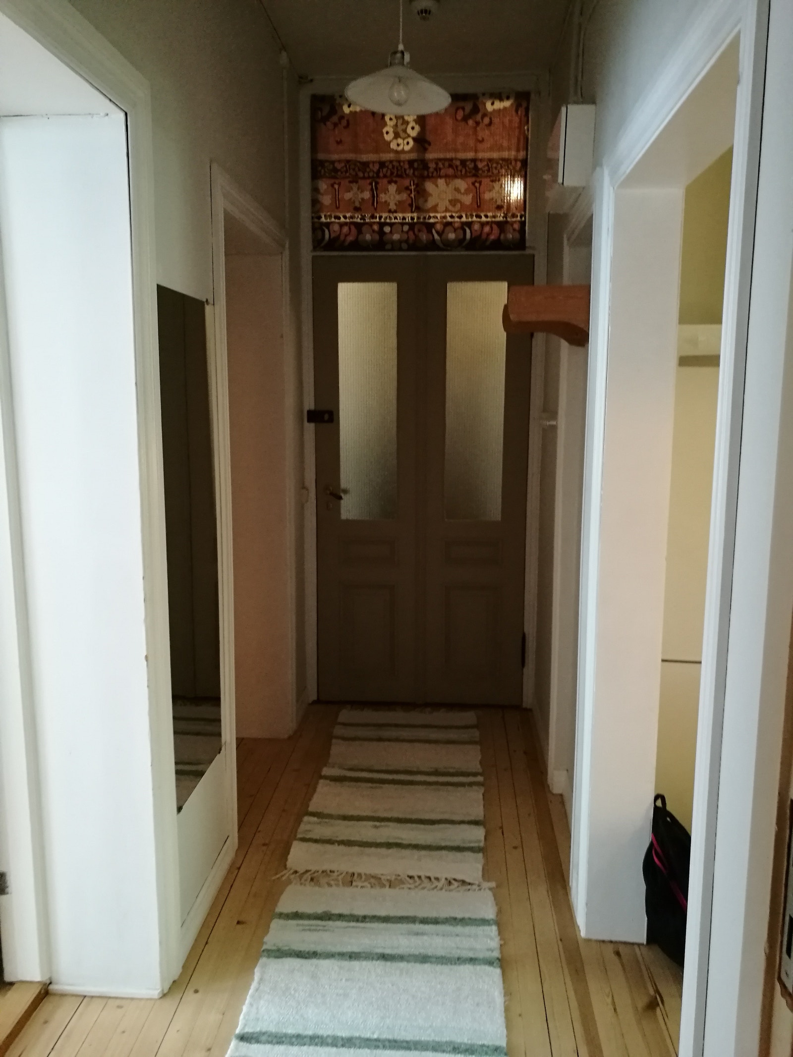 Gang med med bad til venstre, kjøkken til høyre Galleribilde