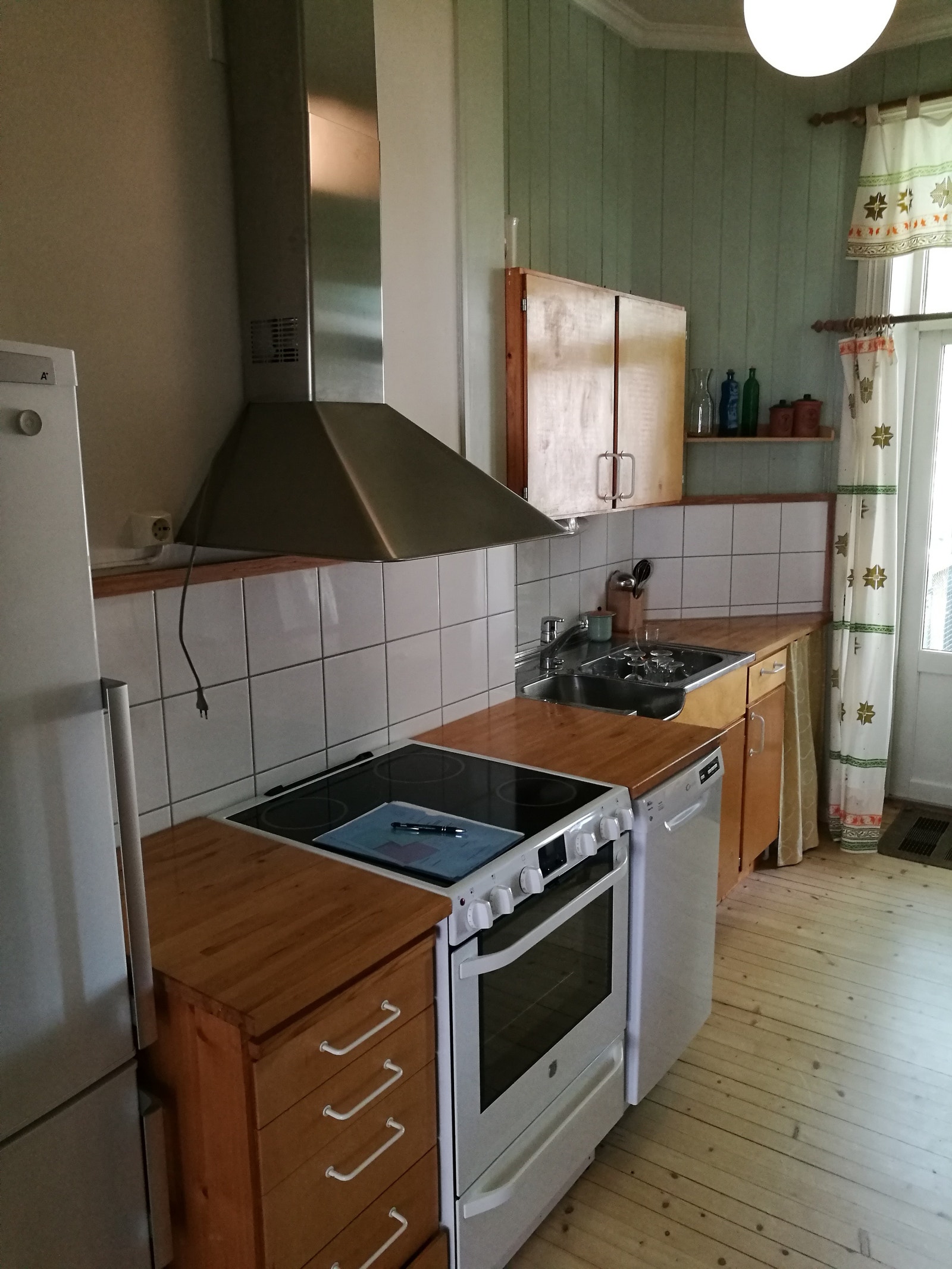 Kjøkken, kjøl/frys til venstre Galleribilde