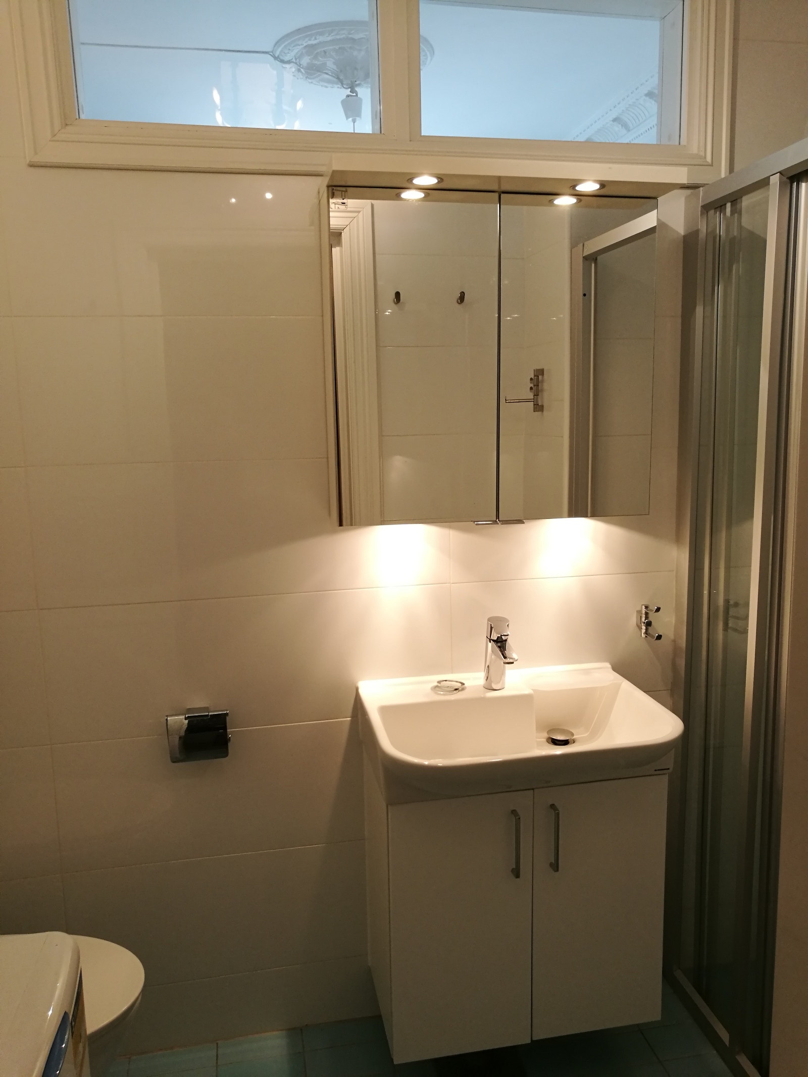 Over- og underlys over servant Galleribilde