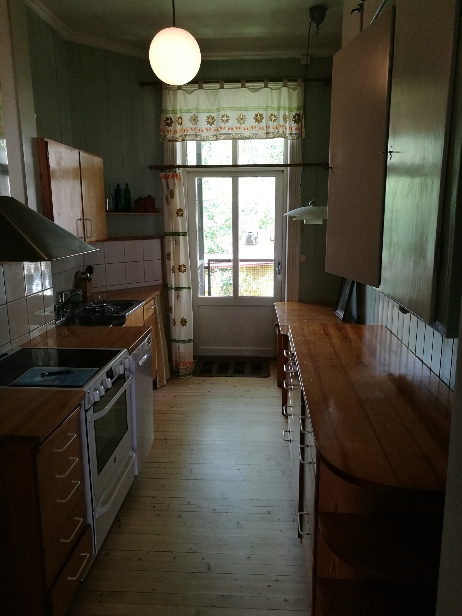 Kjøkken med spiseplass og utgang balkong Galleribilde