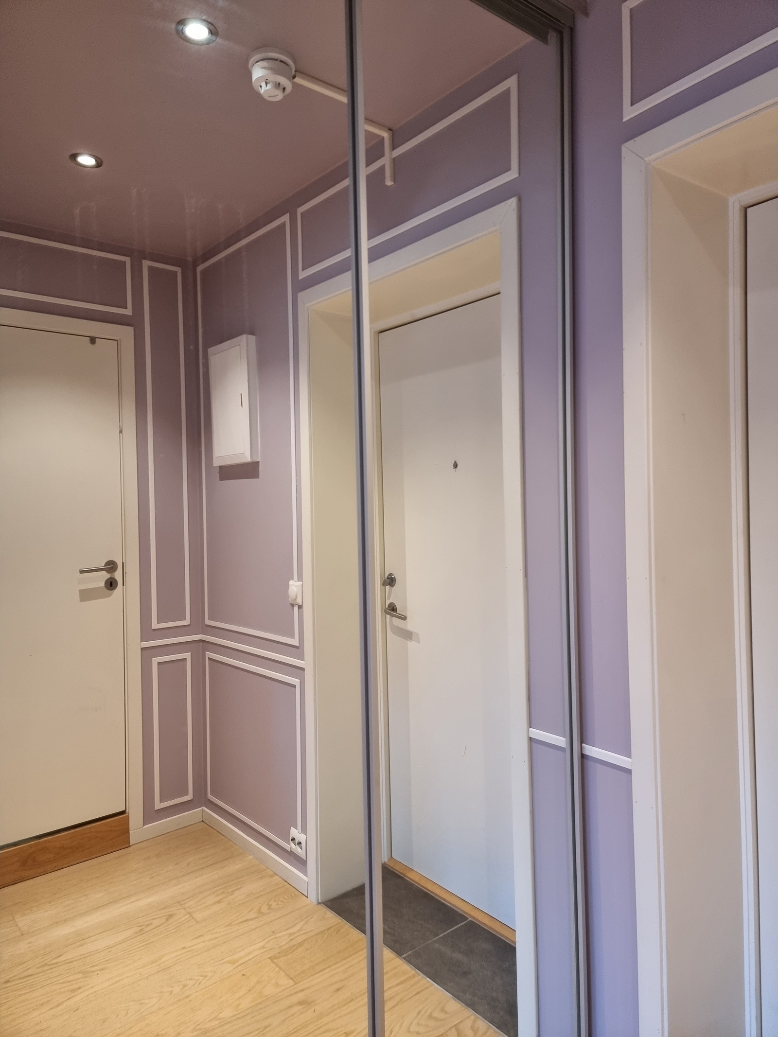 Gang med garderobeskap. Innredning i garderobeskap følger med. Galleribilde