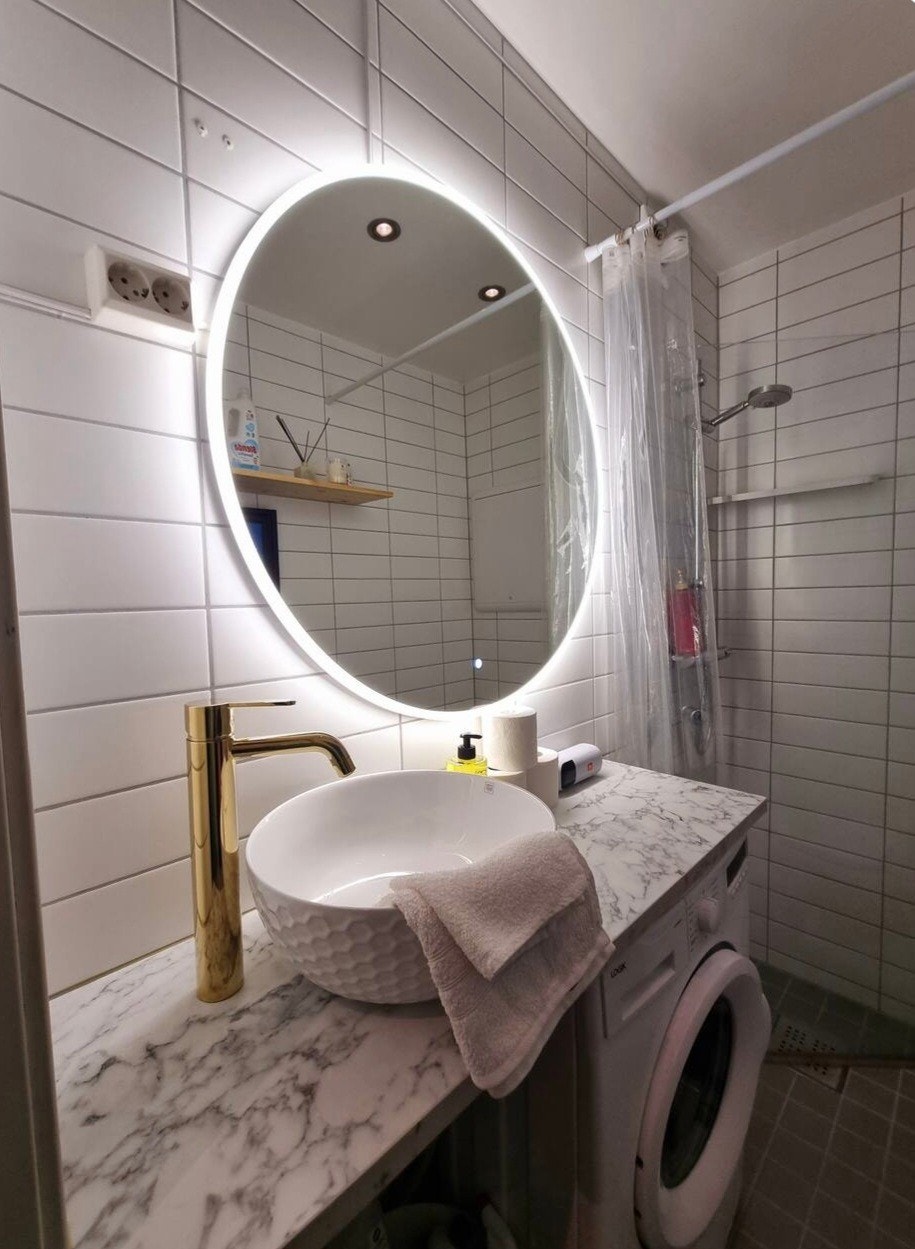 Bilde av badet. Her finner en også vaskemaskin. Galleribilde