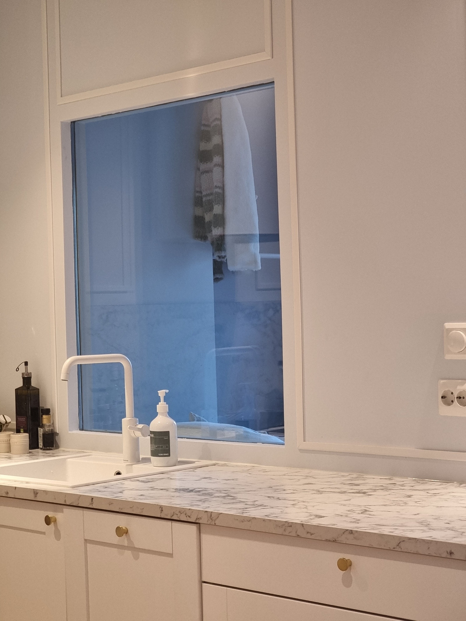 Kjøkken. Vinduet bak vasken går mot soverommet. Dette ble satt inn i veggen for å gi mer naturlig lys til kjøkkenet. Galleribilde