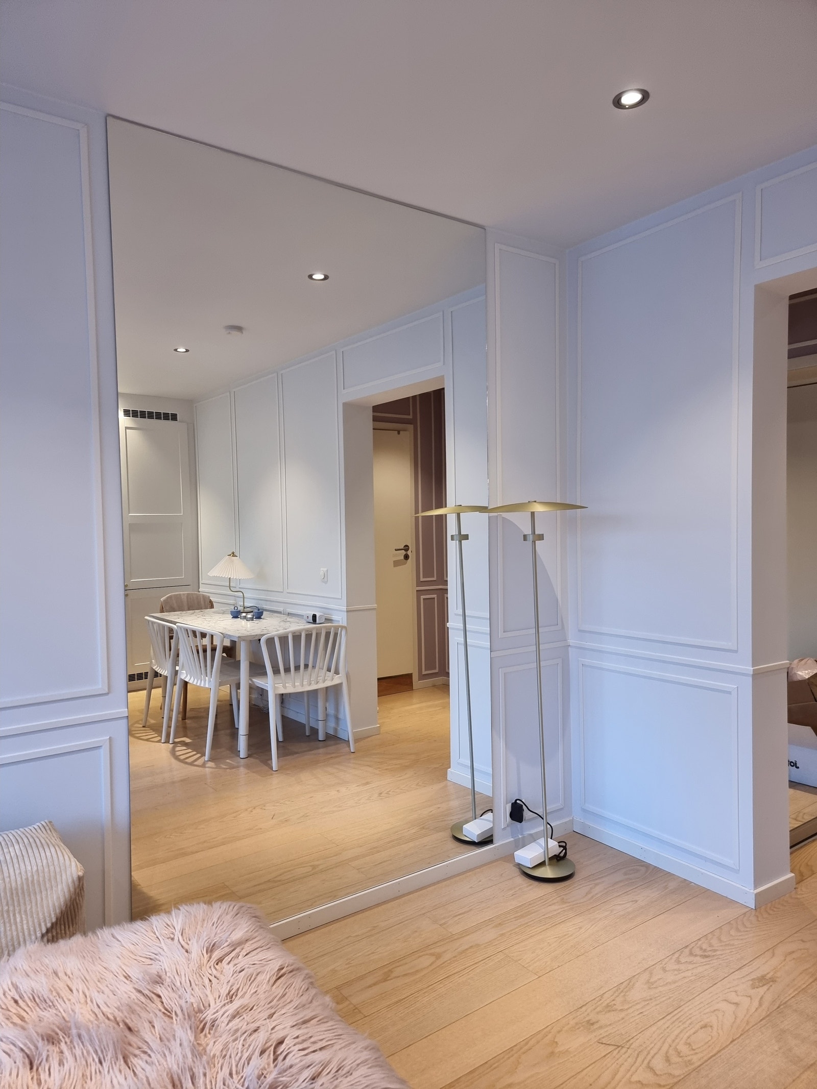 Stort speil bestilt på mål (for å lage mer romfølelse) Galleribilde