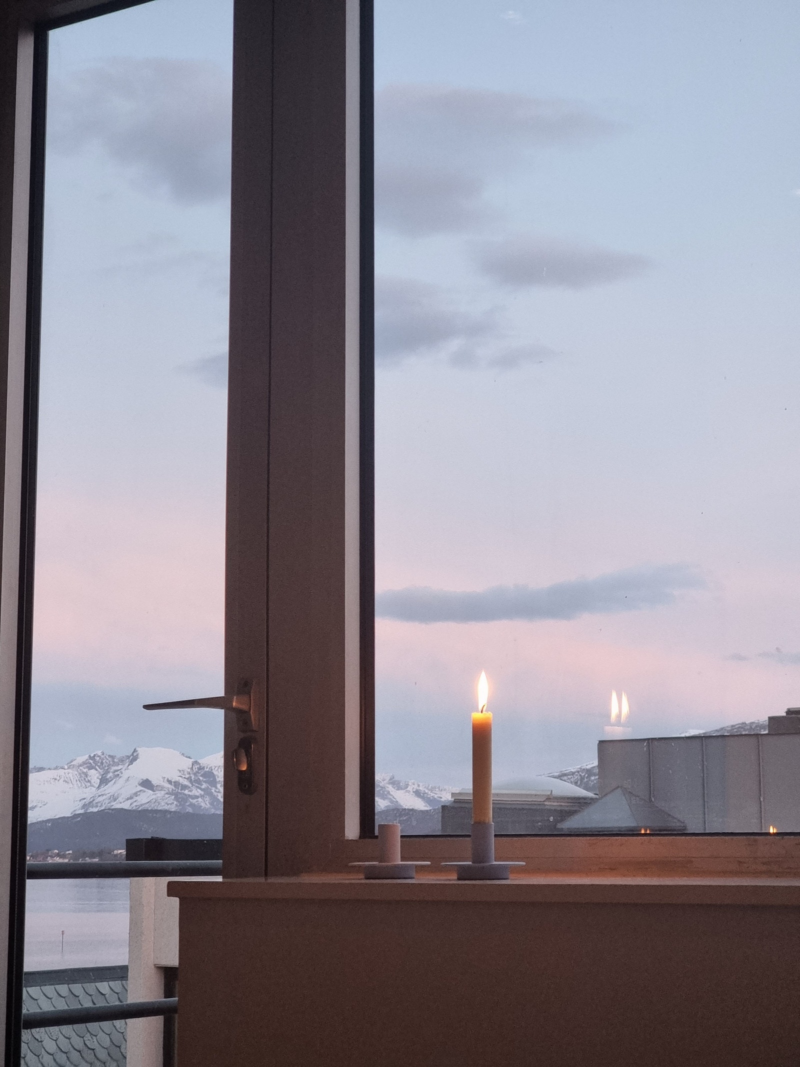 En ser flere av sunnmørsalpene fra verandaen Galleribilde