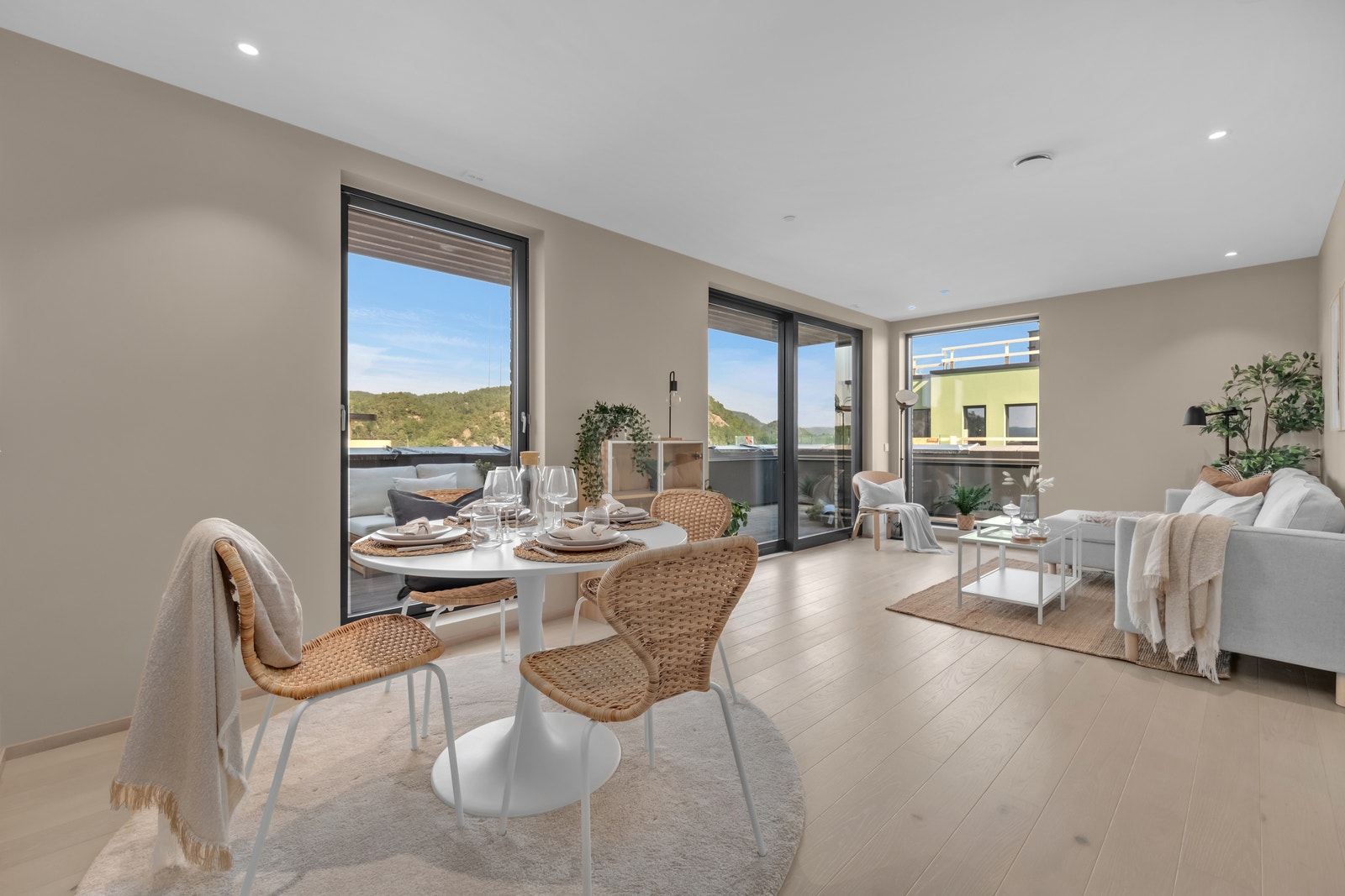 Lys og trivelig toppleilighet med store vindusflater fra gulv til tak Galleribilde