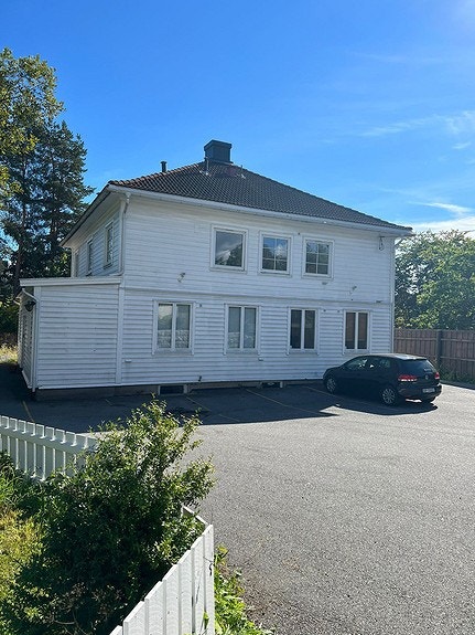 Fasaden - god parkeringsmulighet Galleribilde