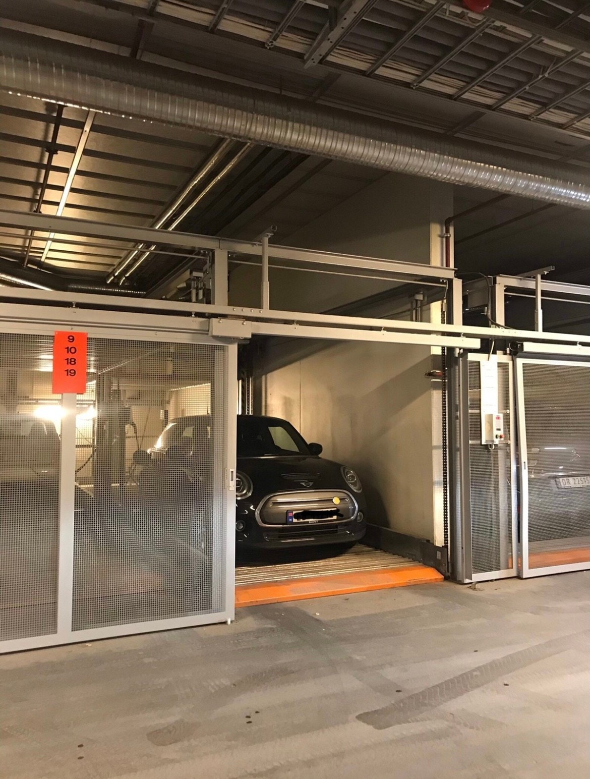 Rampen som bilen står på beveger seg kun opp eller ned Galleribilde