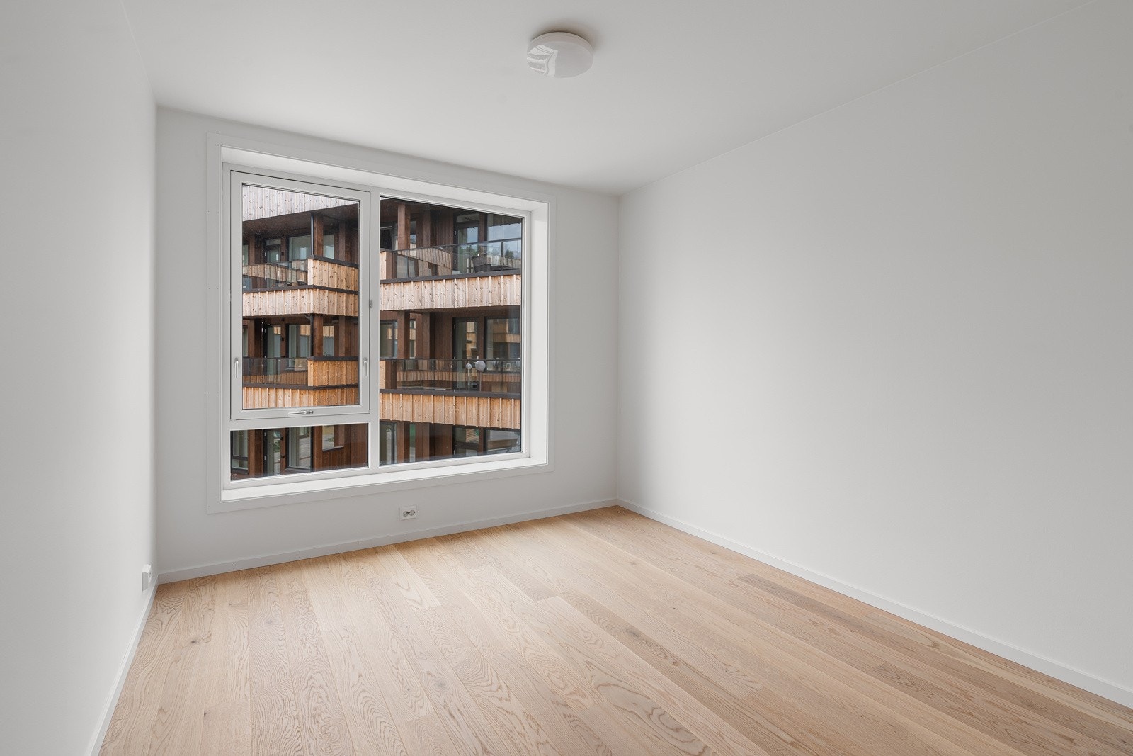 Store vindusflater gir soverommenet en god romfølelse. Galleribilde
