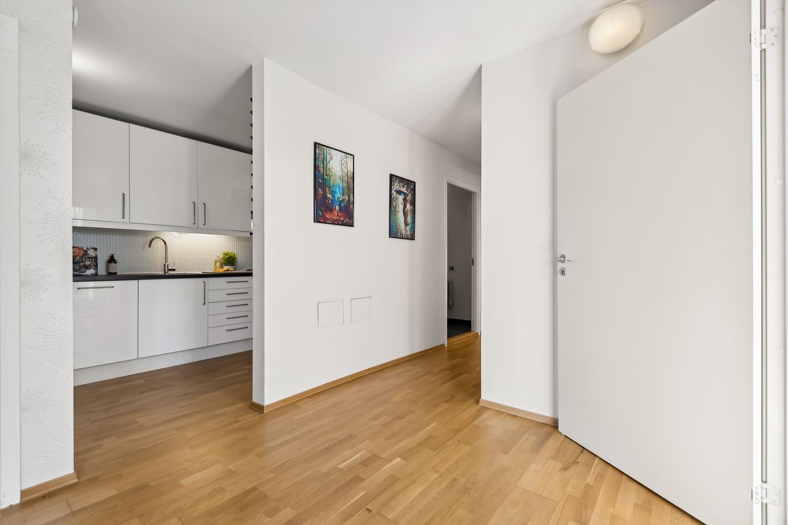 Lyse overflater og 2,4 meters takhøyde Galleribilde