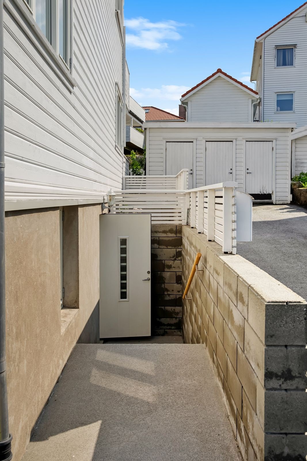 Tilhørende bod i bakkant og parkering til høyre. Galleribilde